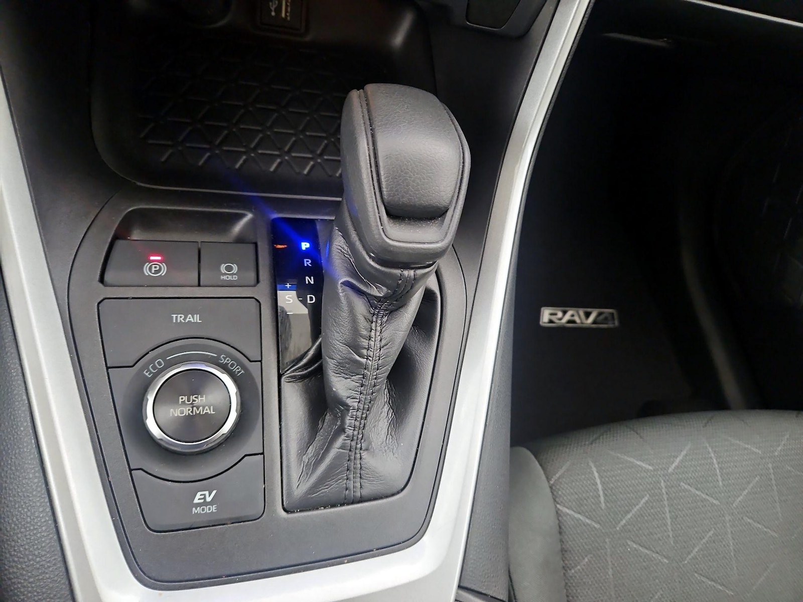 2023 Toyota RAV4 XLE - Photo 18