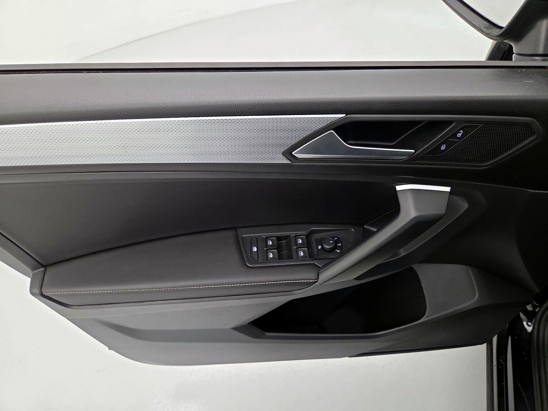 Thumbnail: 2022 Volkswagen Tiguan - 12