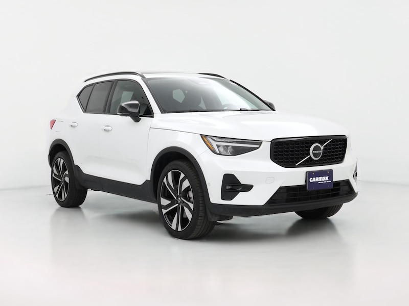 2024 Volvo XC40 B5 Plus Dark Theme