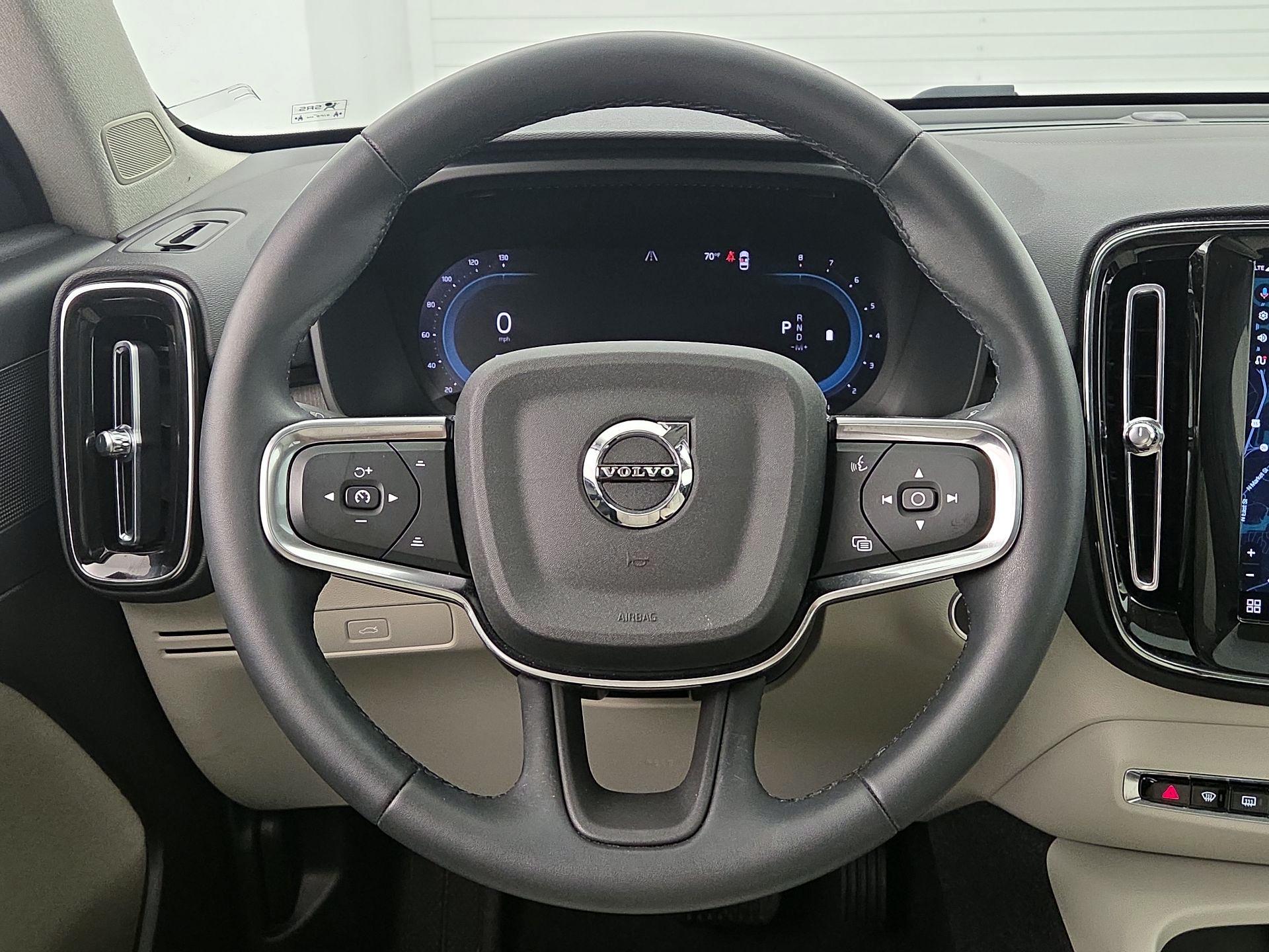 Thumbnail: 2024 Volvo XC40 - 10