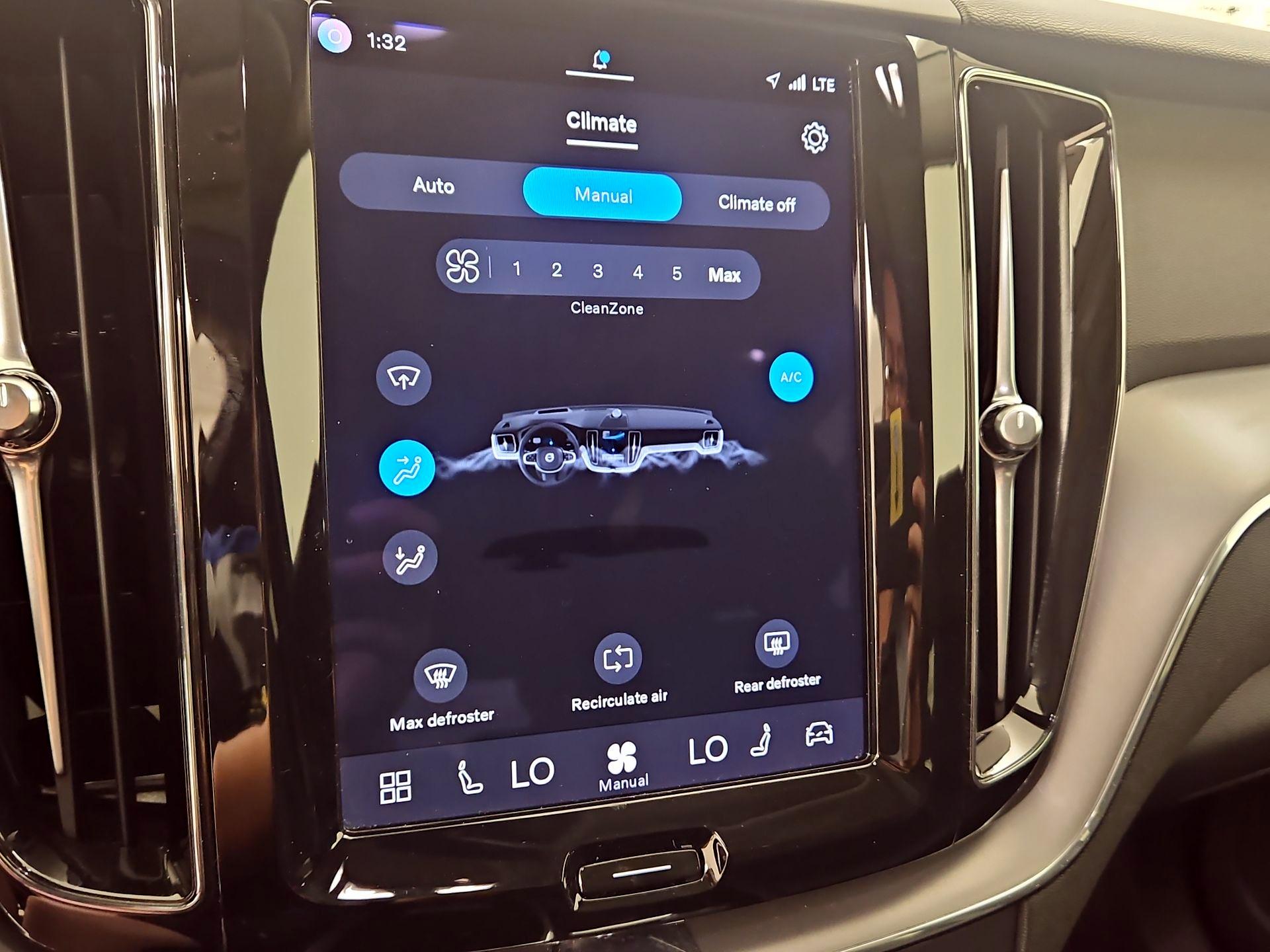 Thumbnail: 2023 Volvo XC60 - 17