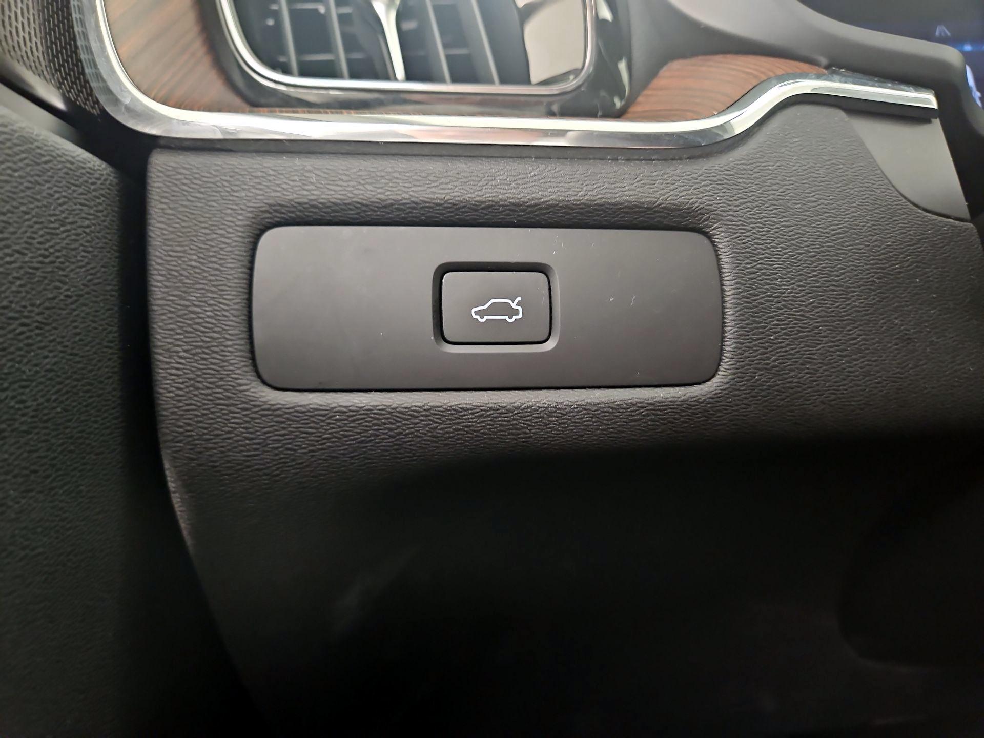 Thumbnail: 2023 Volvo XC60 - 13