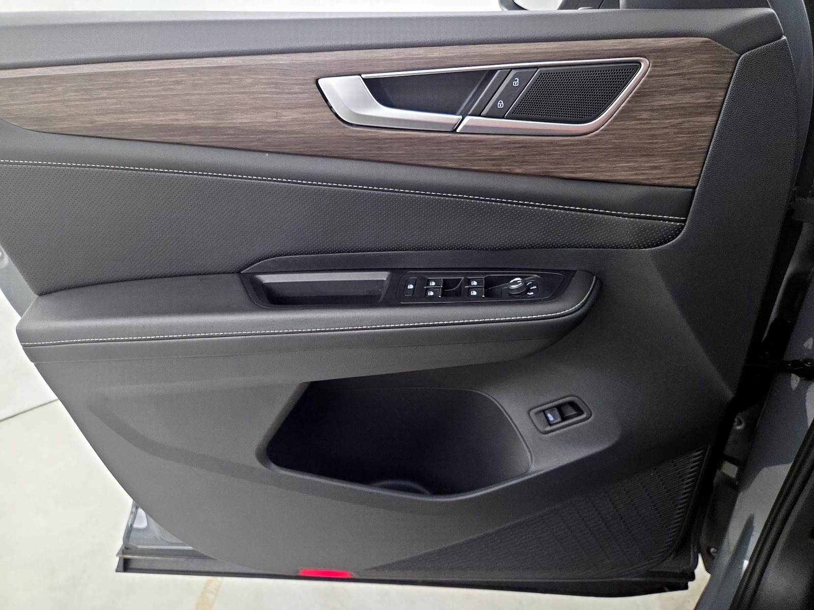 2025 Volkswagen Atlas SEL - Photo 13