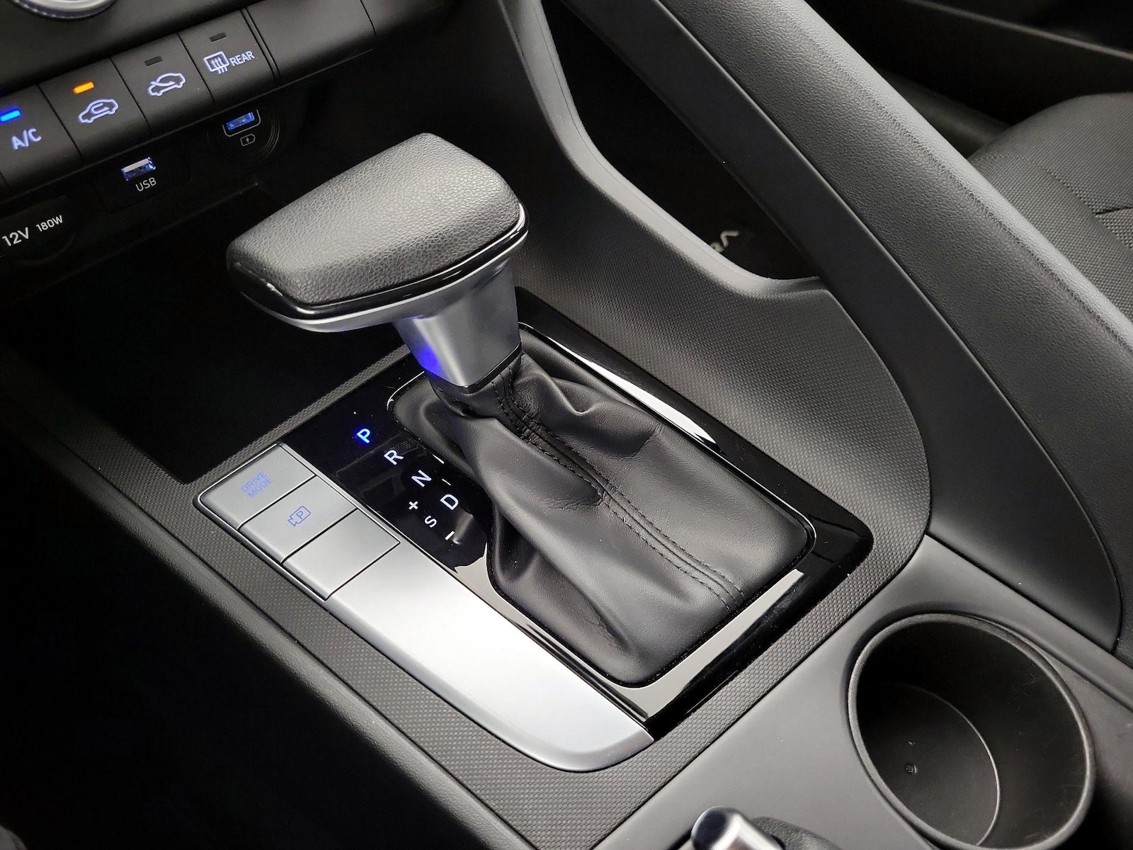2022 Hyundai Elantra SE - Photo 18