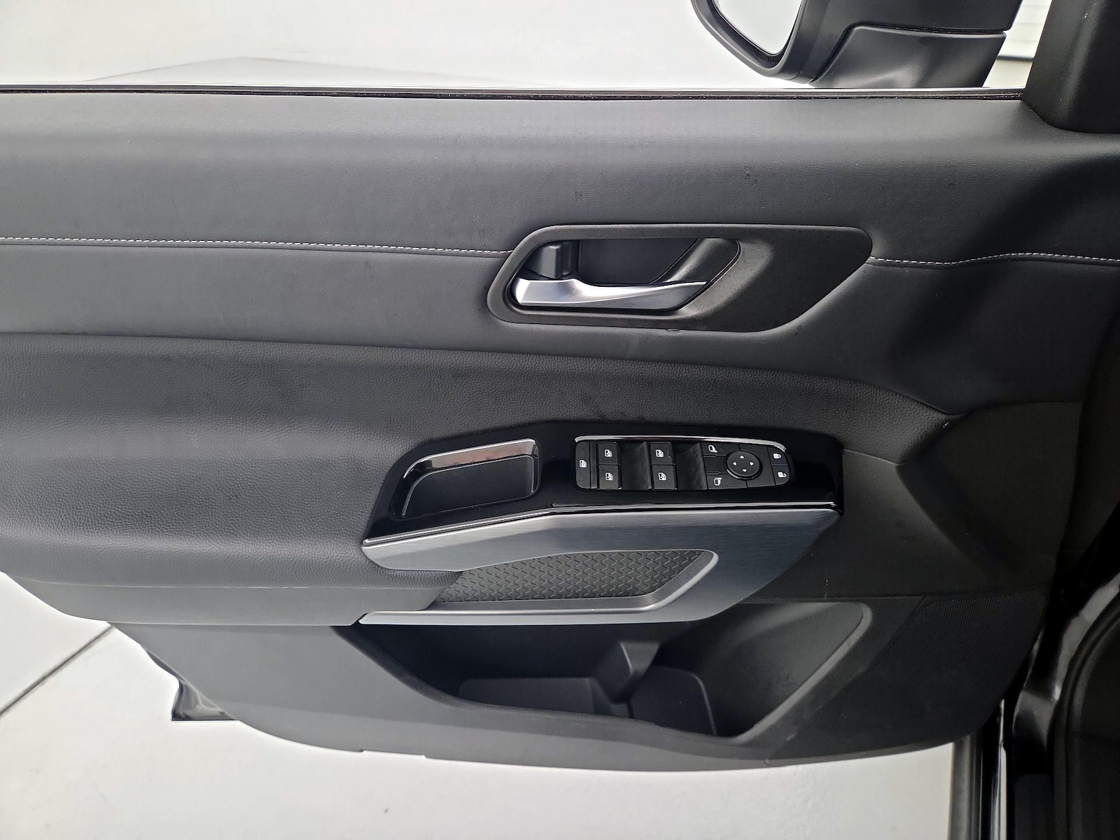 2025 Nissan Pathfinder SL - Photo 13