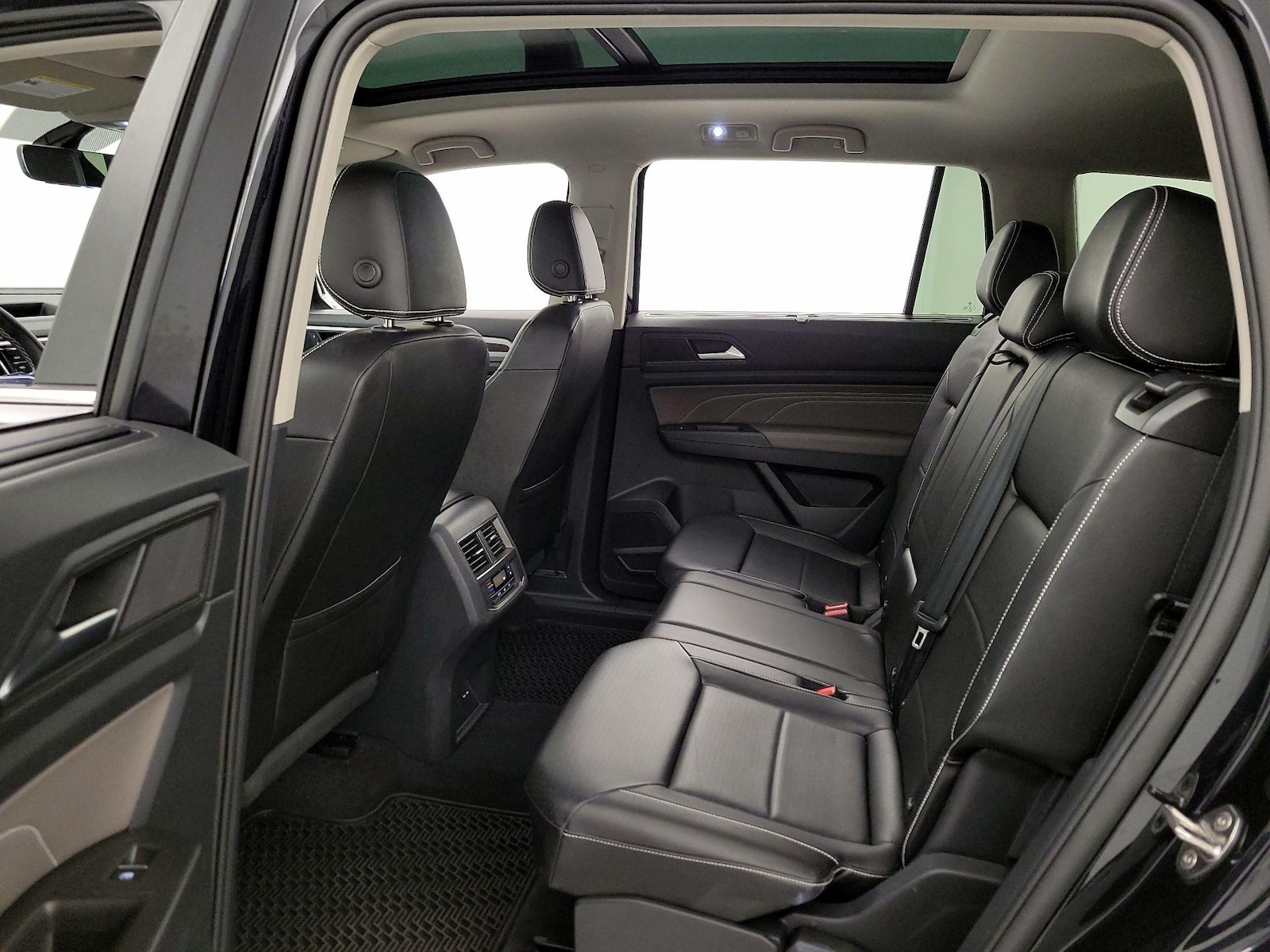 2023 Volkswagen Atlas SE w/Tech - Photo 21
