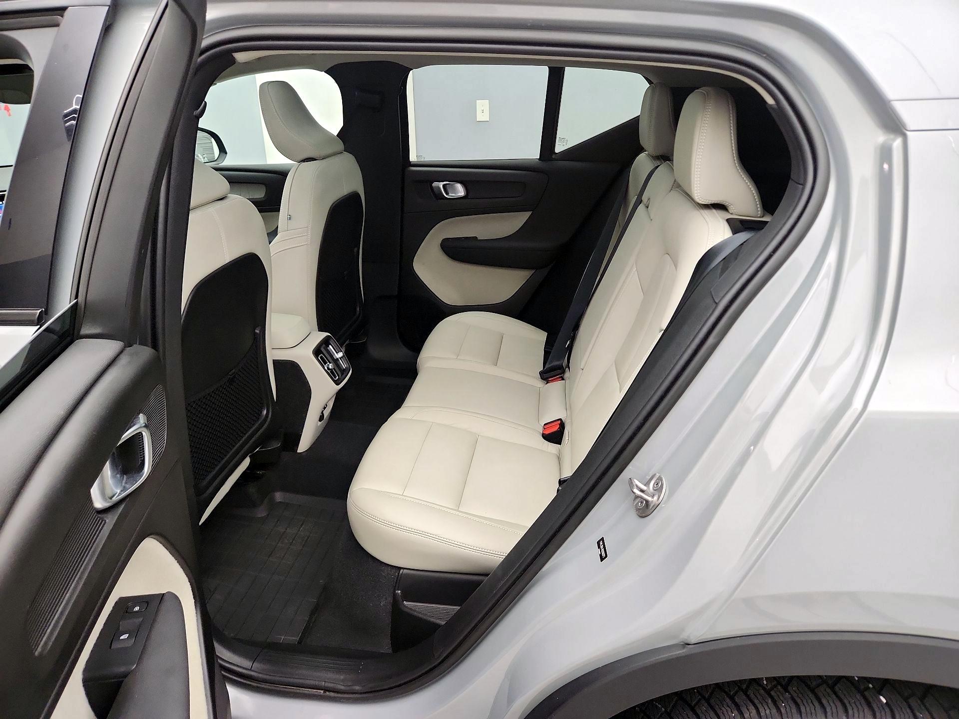 Thumbnail: 2024 Volvo XC40 - 20