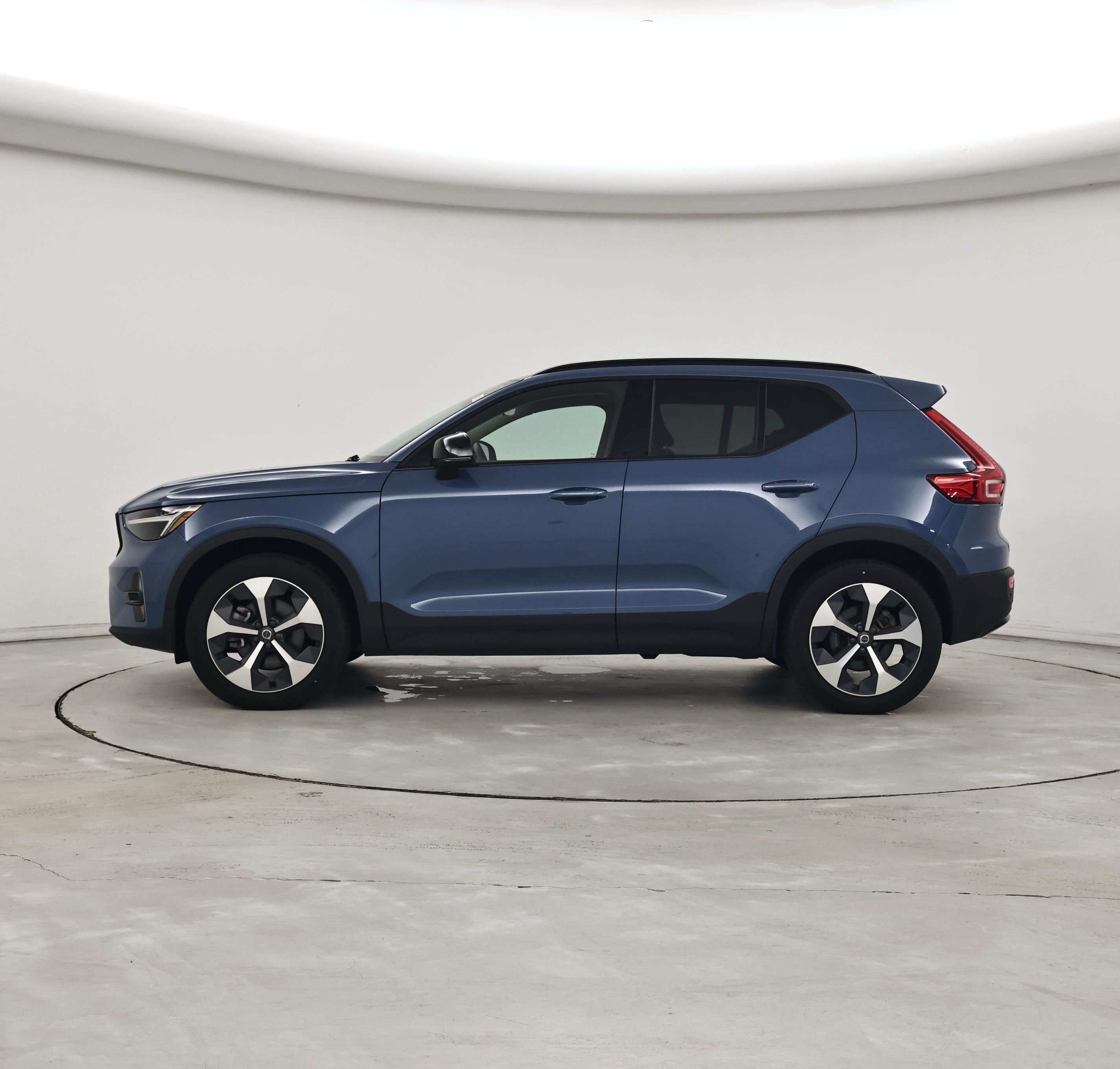 Thumbnail: 2023 Volvo XC40 - 3