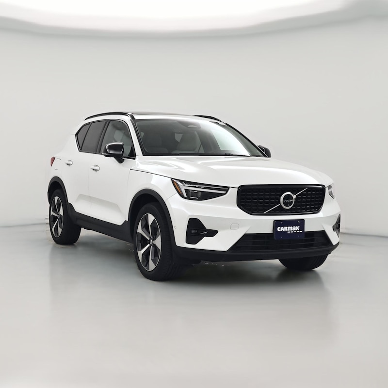 2024 Volvo XC40 B5 Plus Dark Theme