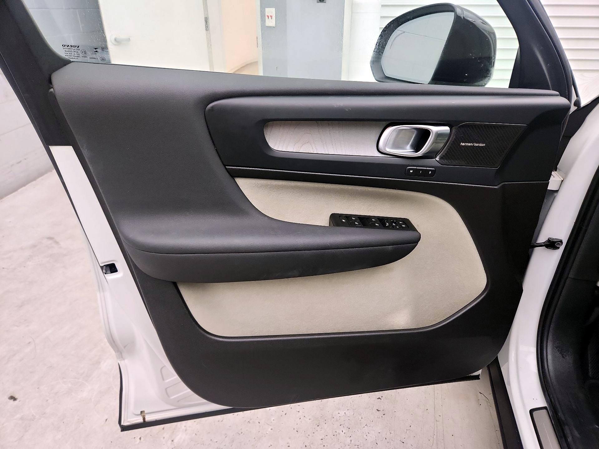 Thumbnail: 2024 Volvo XC40 - 12