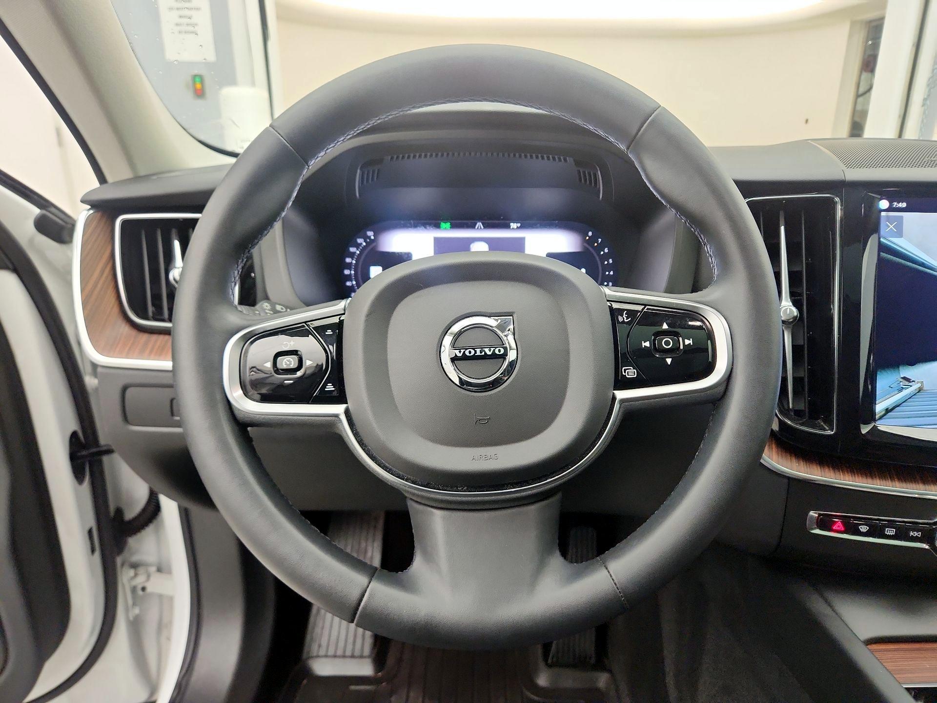 Thumbnail: 2023 Volvo XC60 - 10