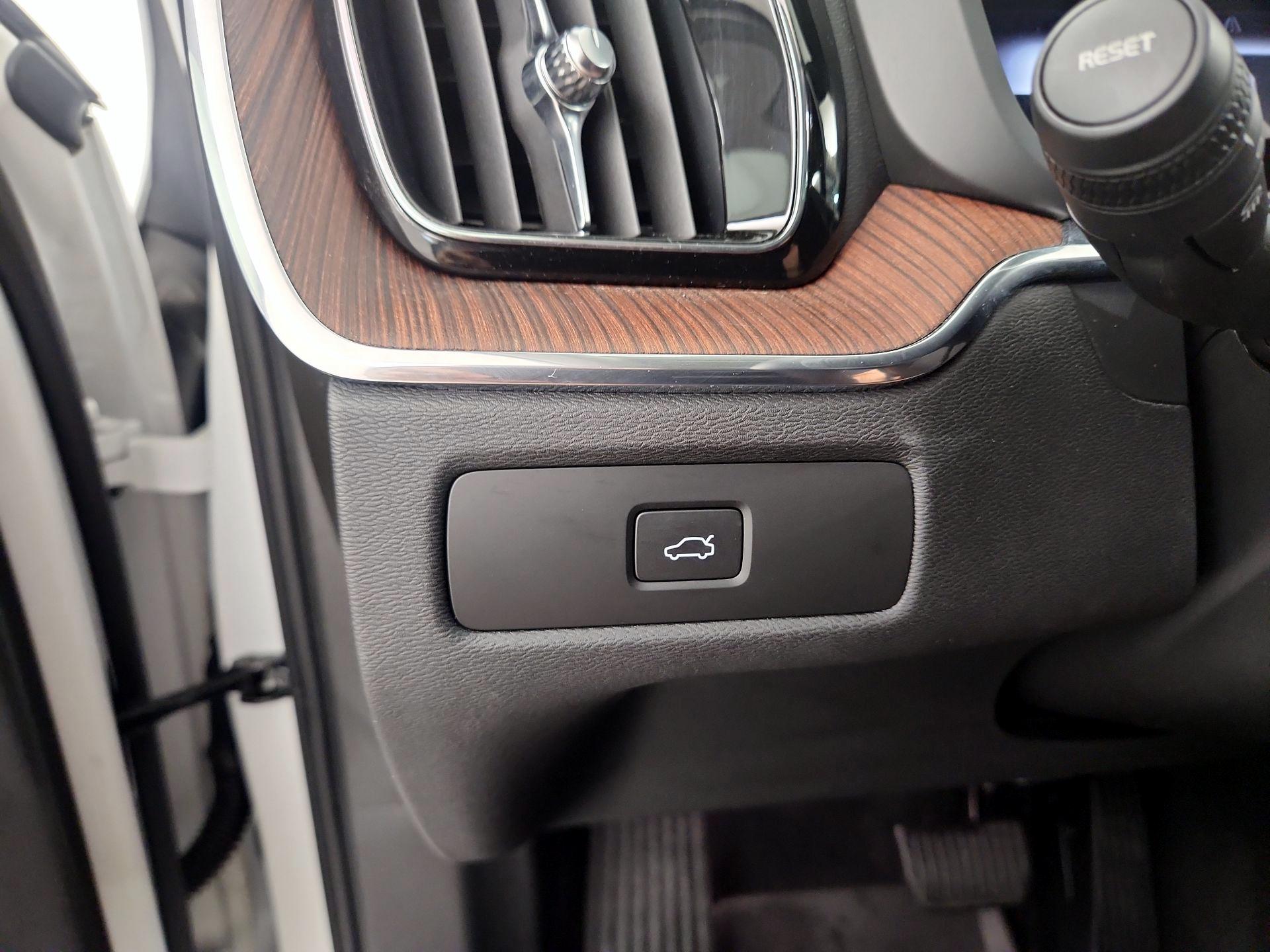 Thumbnail: 2023 Volvo XC60 - 13