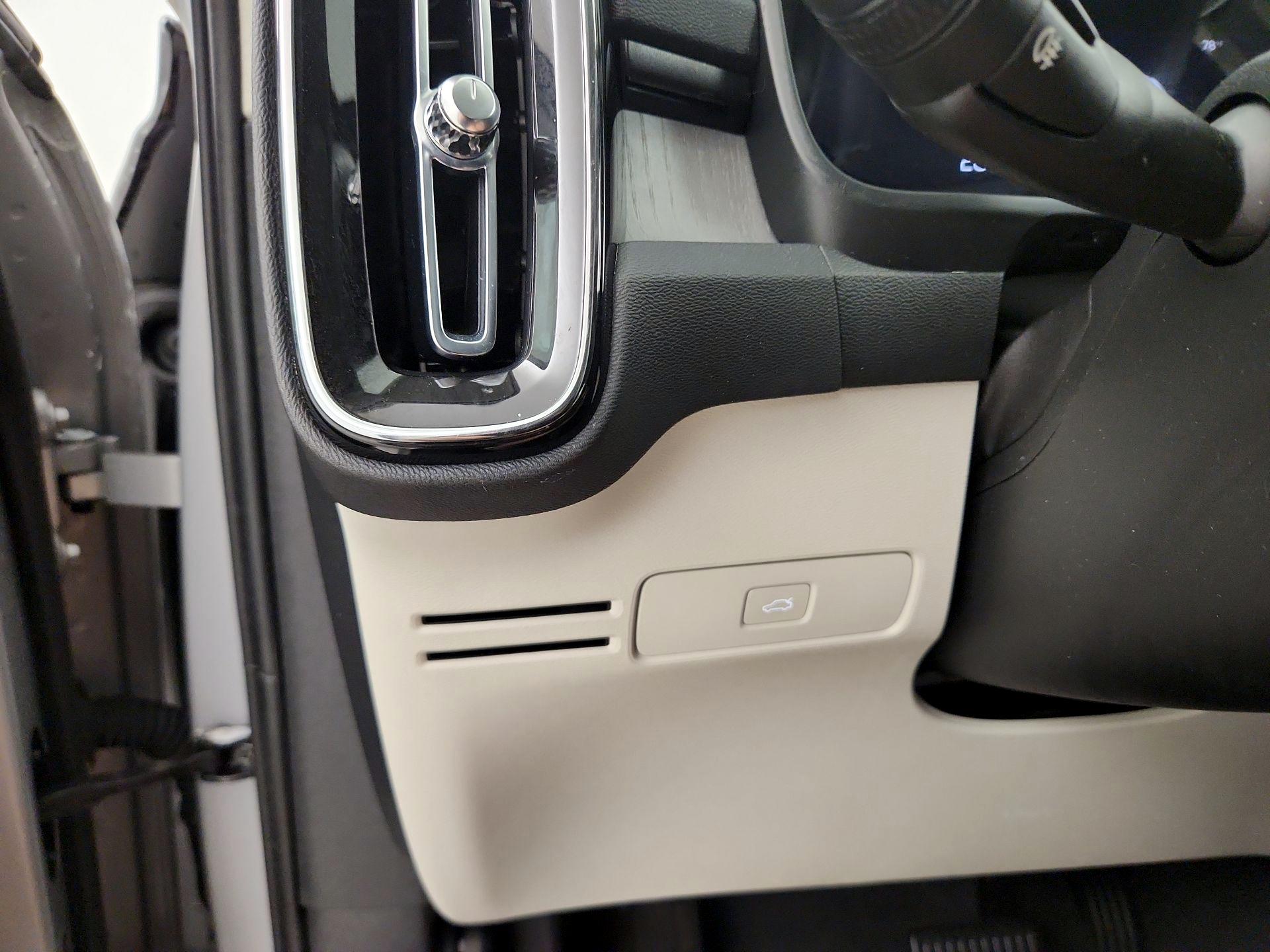 Thumbnail: 2023 Volvo XC40 - 13
