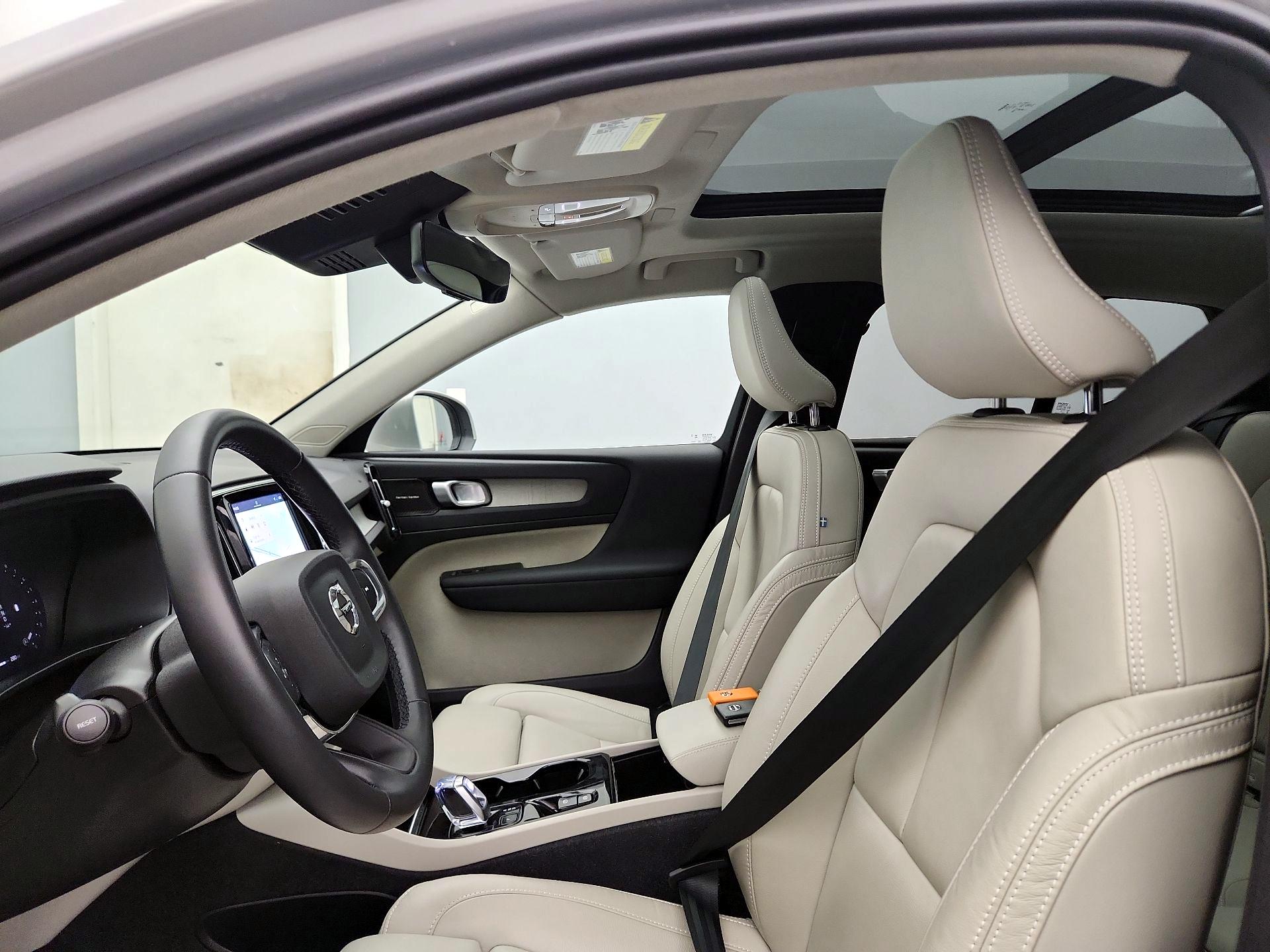 Thumbnail: 2023 Volvo XC40 - 19