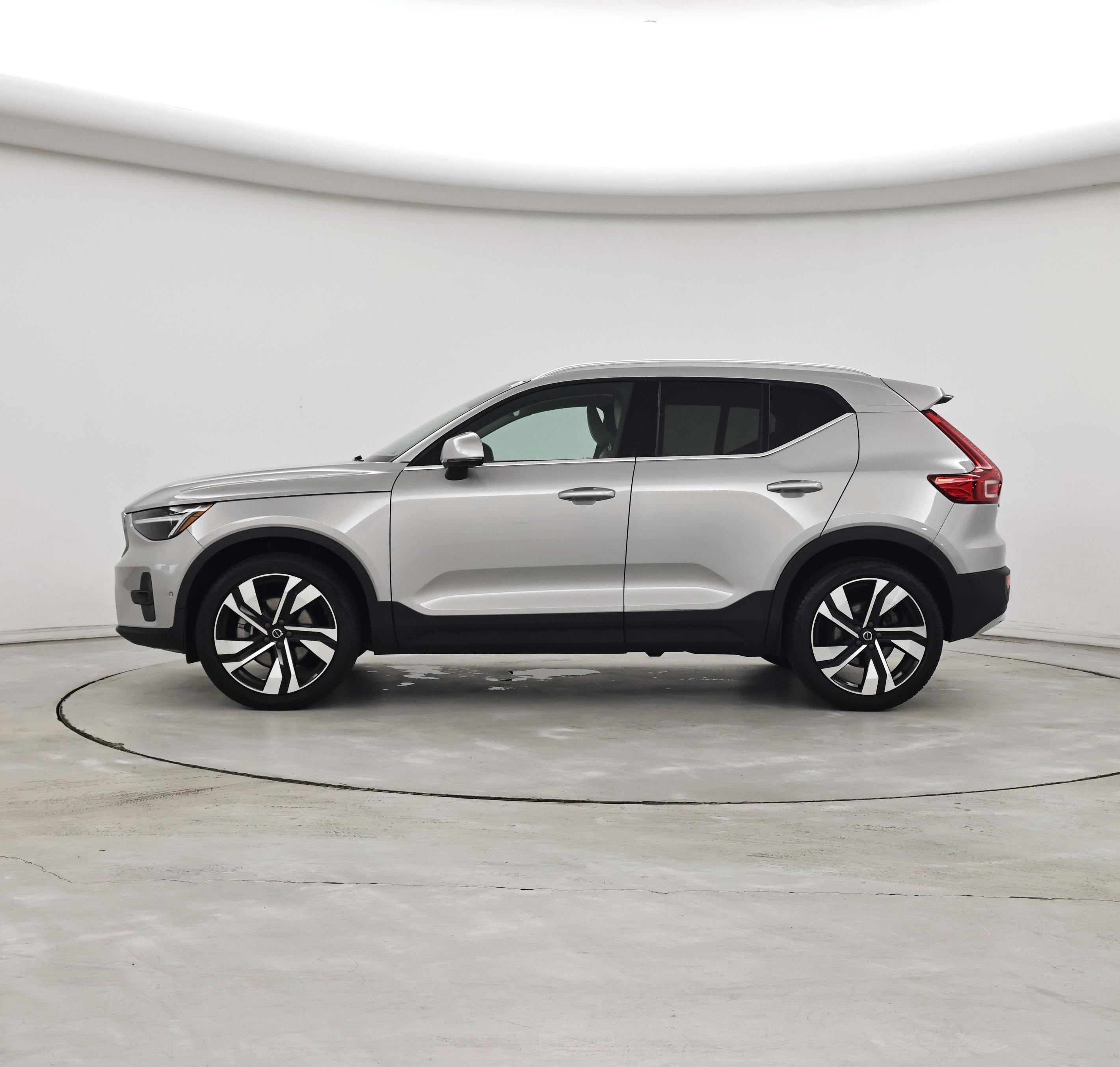 Thumbnail: 2023 Volvo XC40 - 3