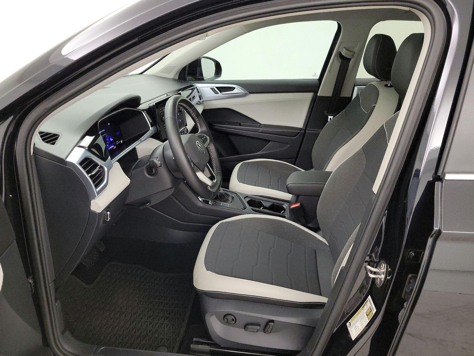 2025 Volkswagen Taos SE - Photo 12