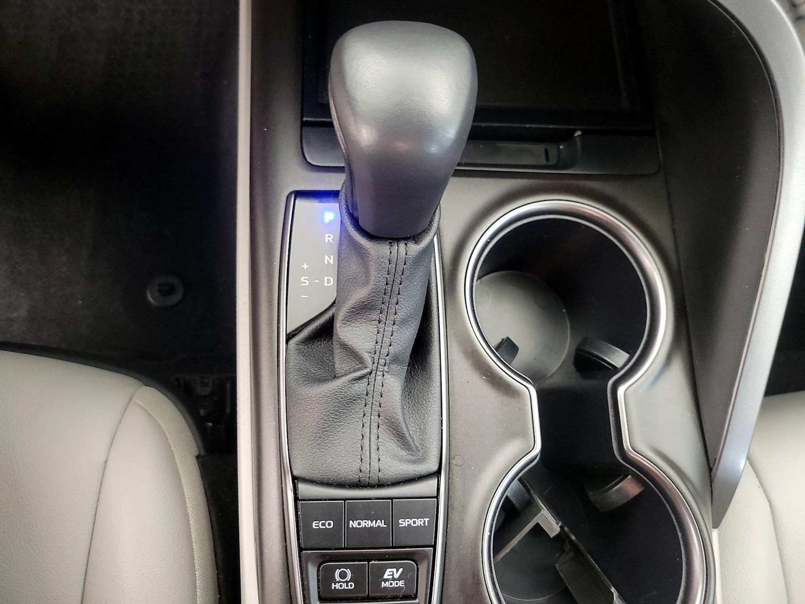 2024 Toyota Camry SE - Photo 18
