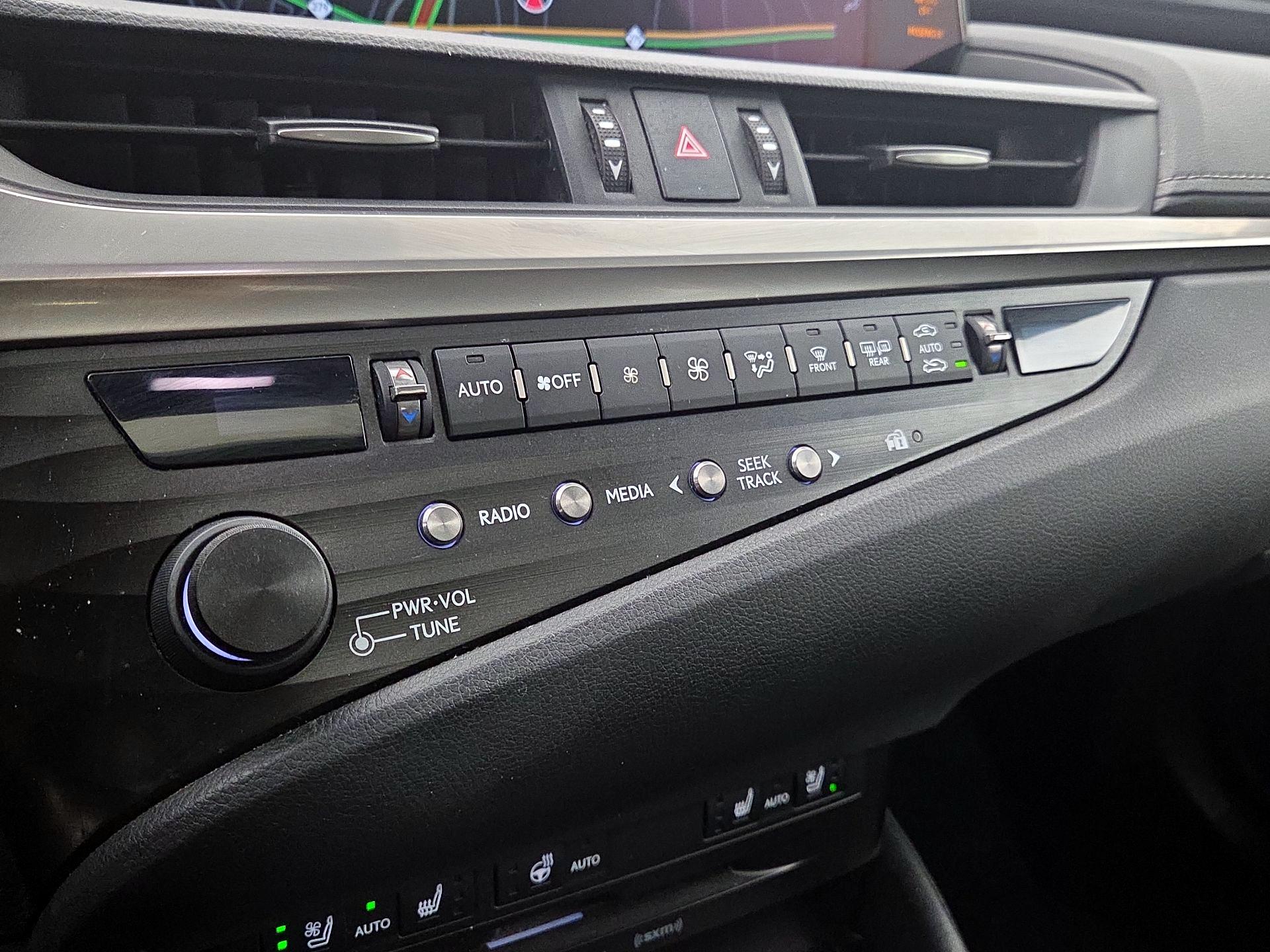 Thumbnail: 2020 Lexus ES - 17