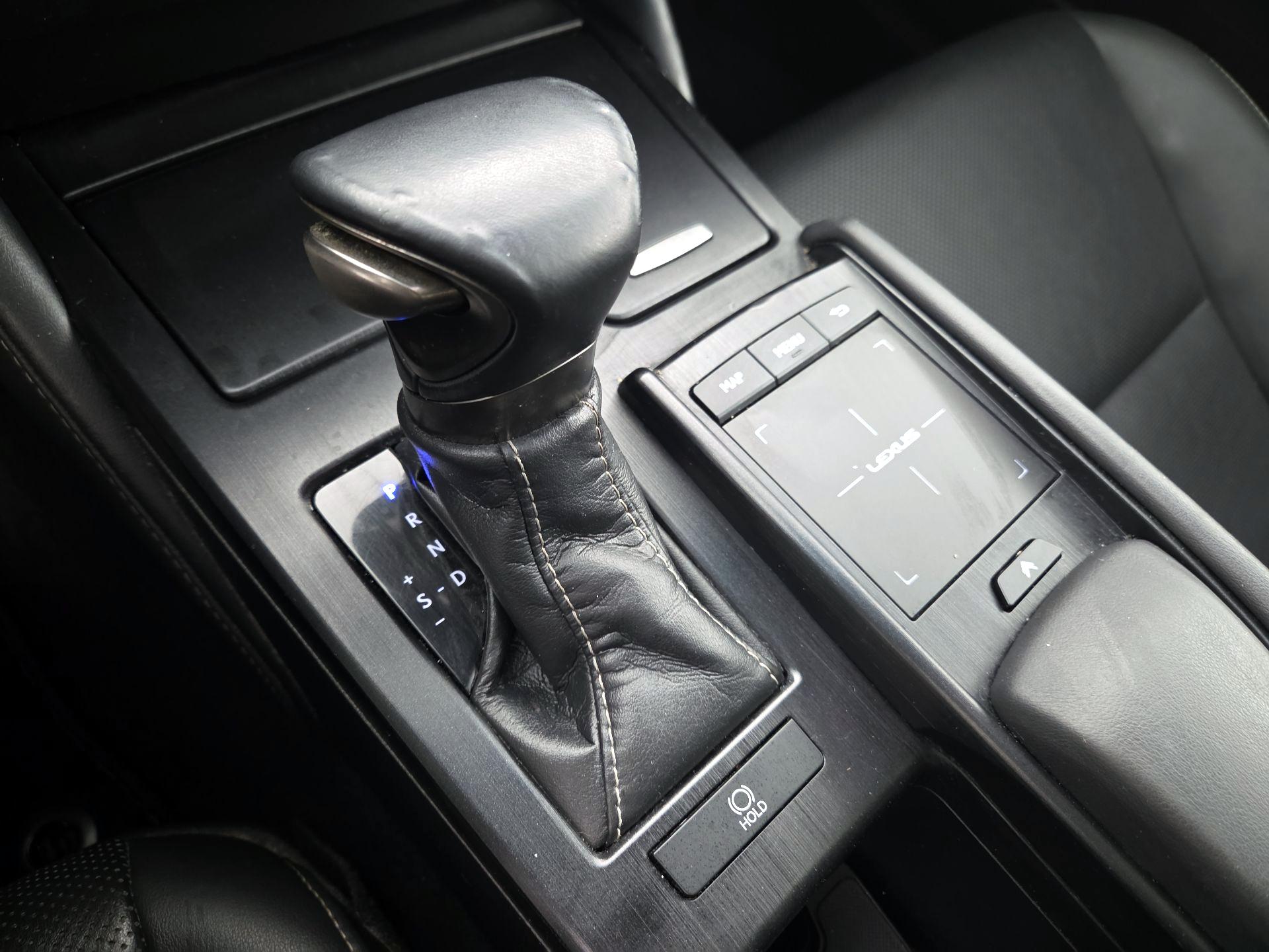 Thumbnail: 2020 Lexus ES - 18