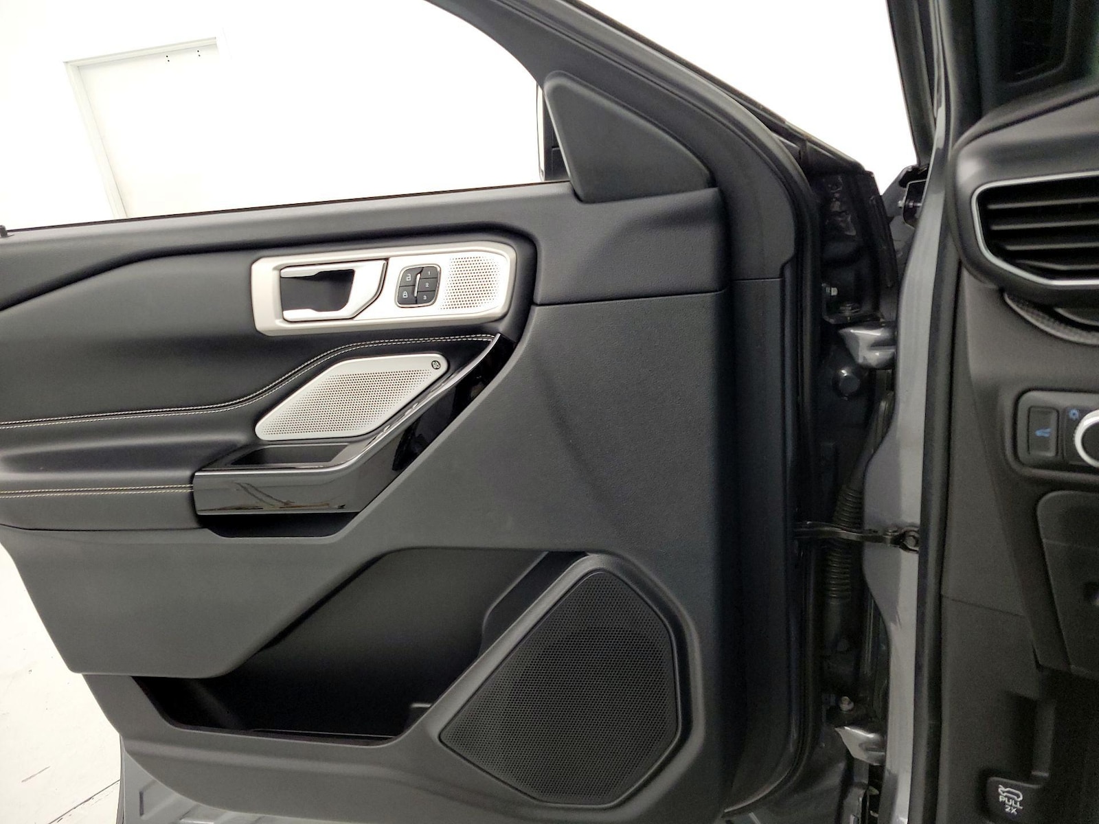 2022 Ford Explorer ST - Photo 13