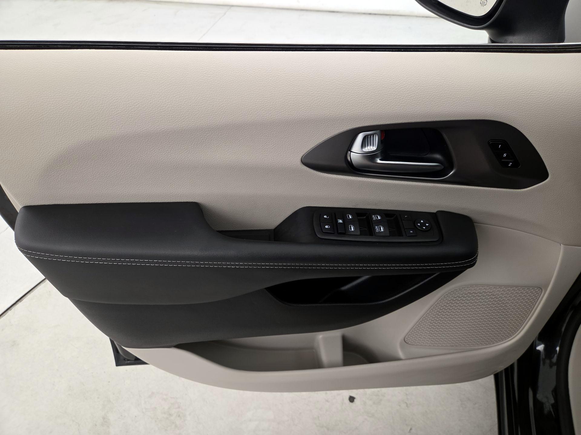 Thumbnail: 2023 Chrysler Pacifica - 12