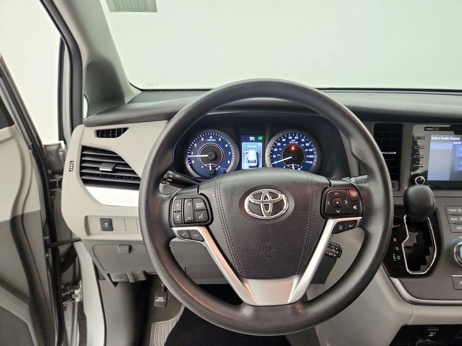 Thumbnail: 2020 Toyota Sienna - 10
