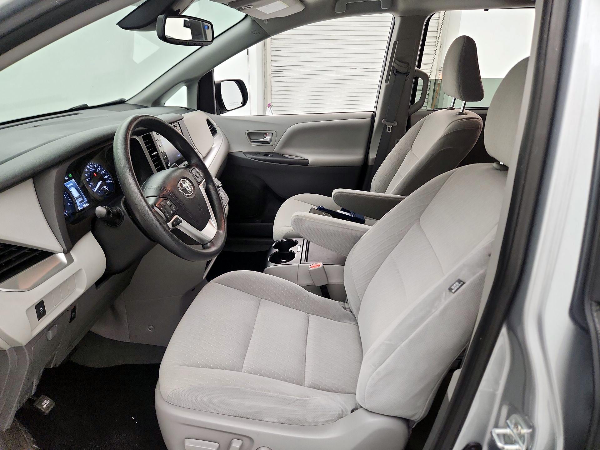 Thumbnail: 2020 Toyota Sienna - 11