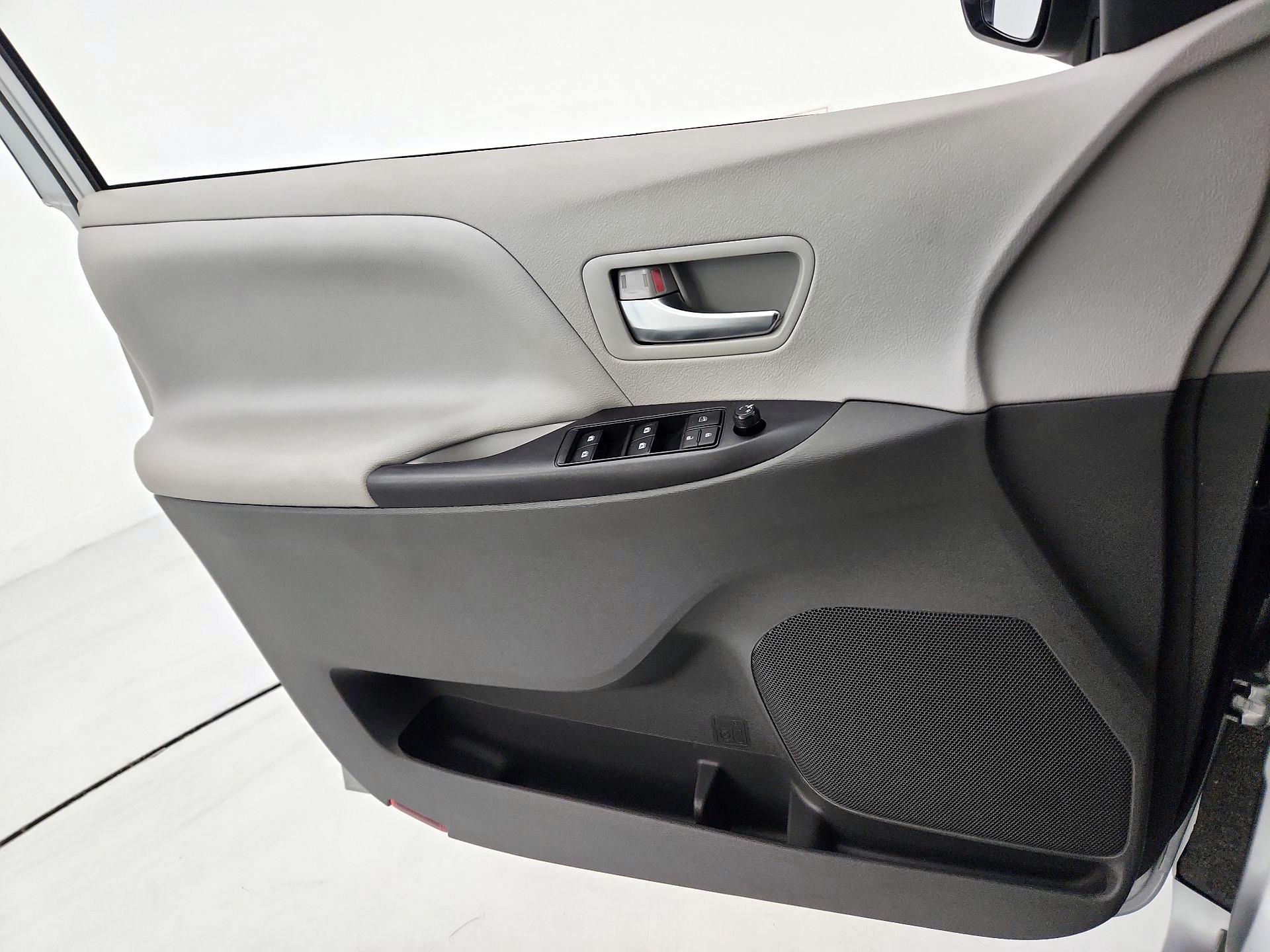 Thumbnail: 2020 Toyota Sienna - 12