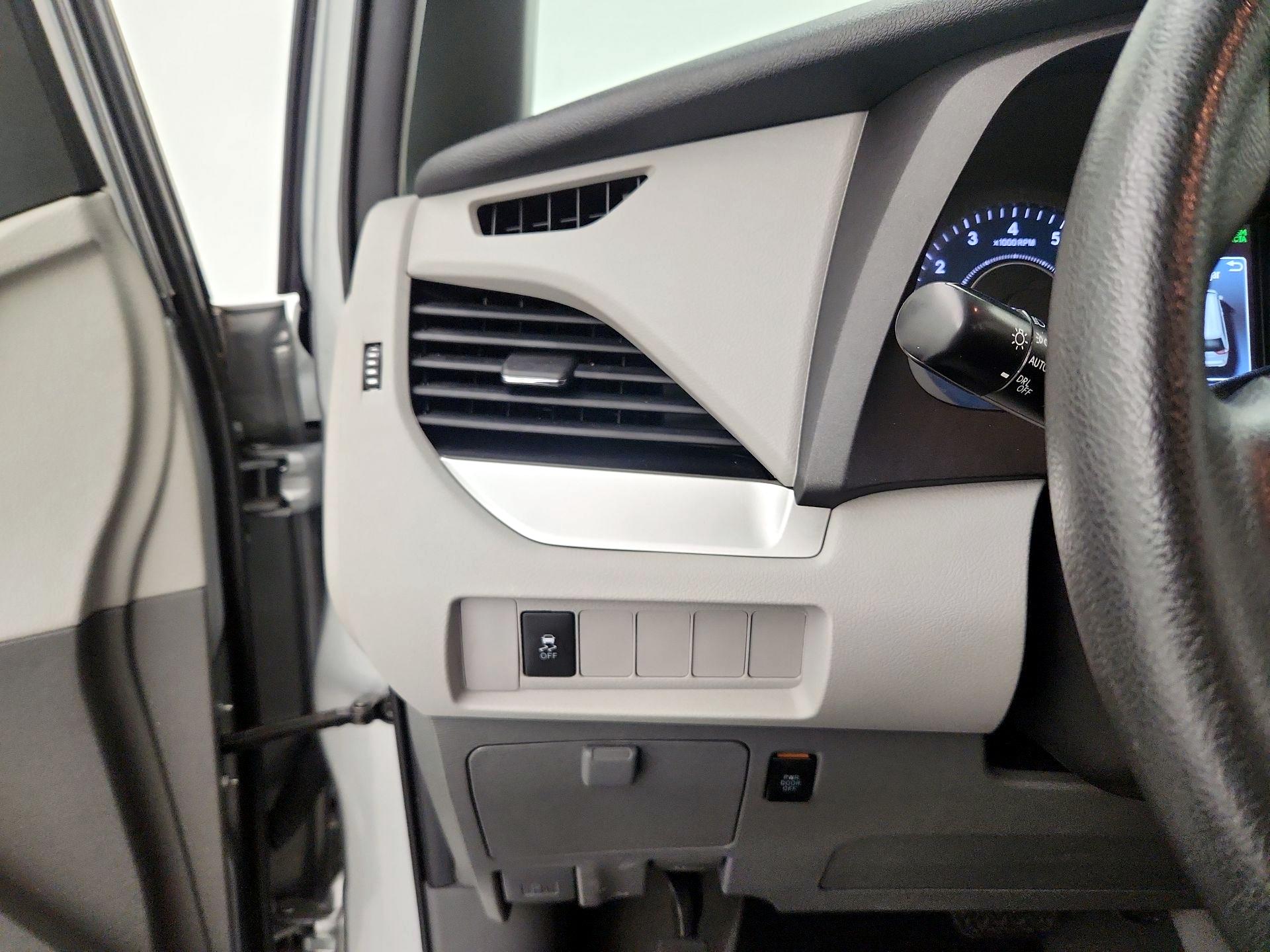 Thumbnail: 2020 Toyota Sienna - 13