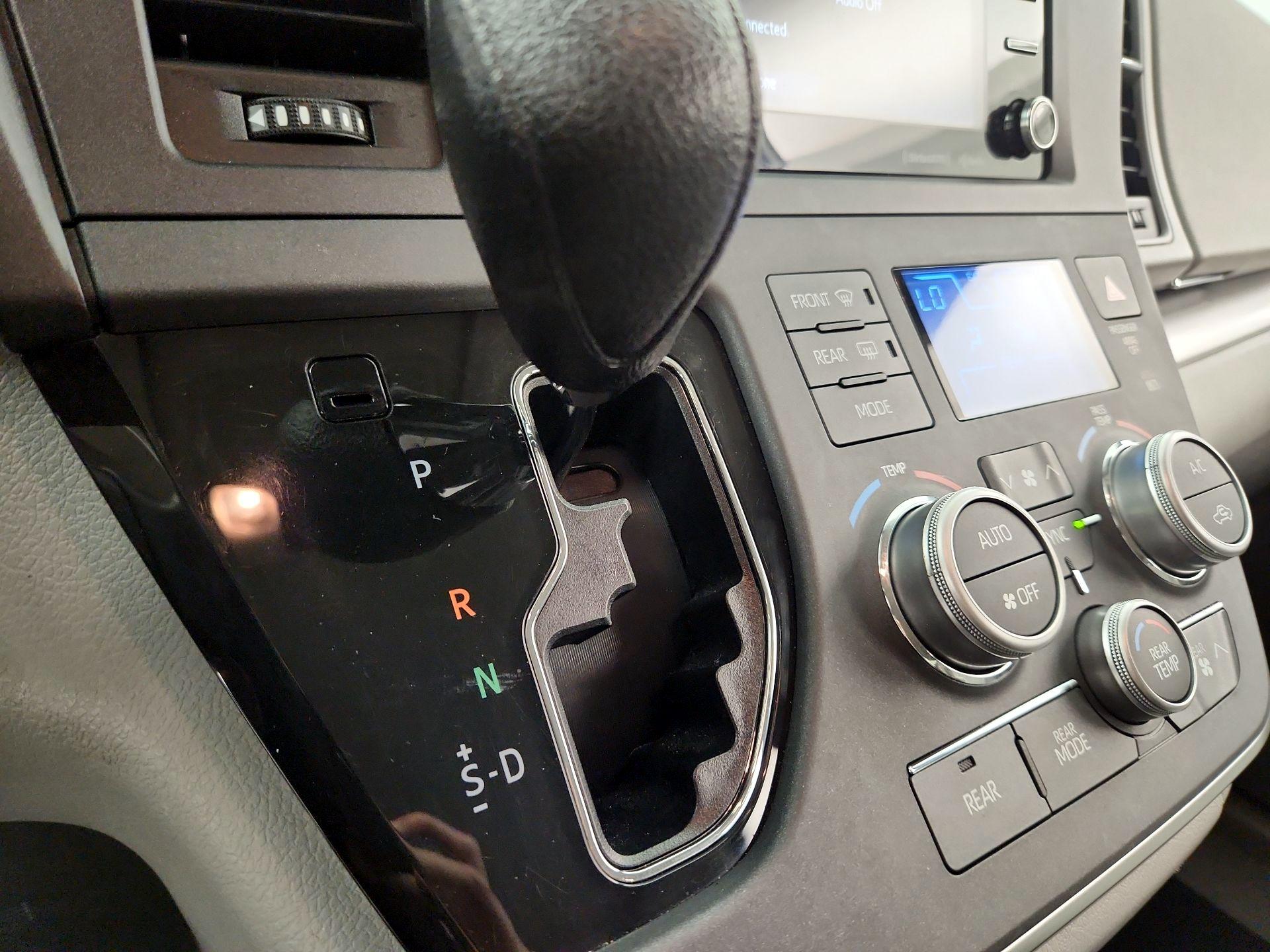 Thumbnail: 2020 Toyota Sienna - 17