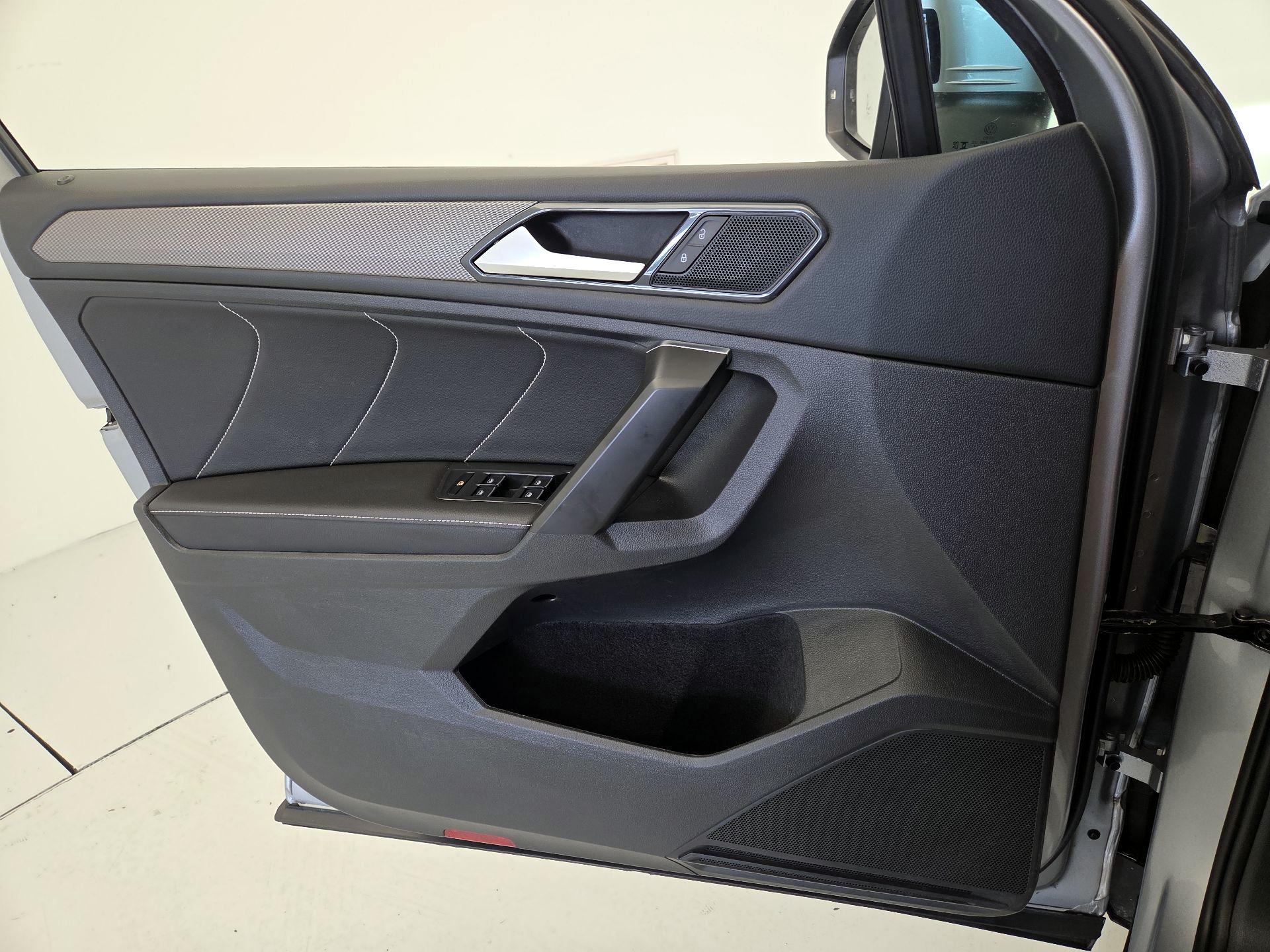 Thumbnail: 2023 Volkswagen Tiguan - 12