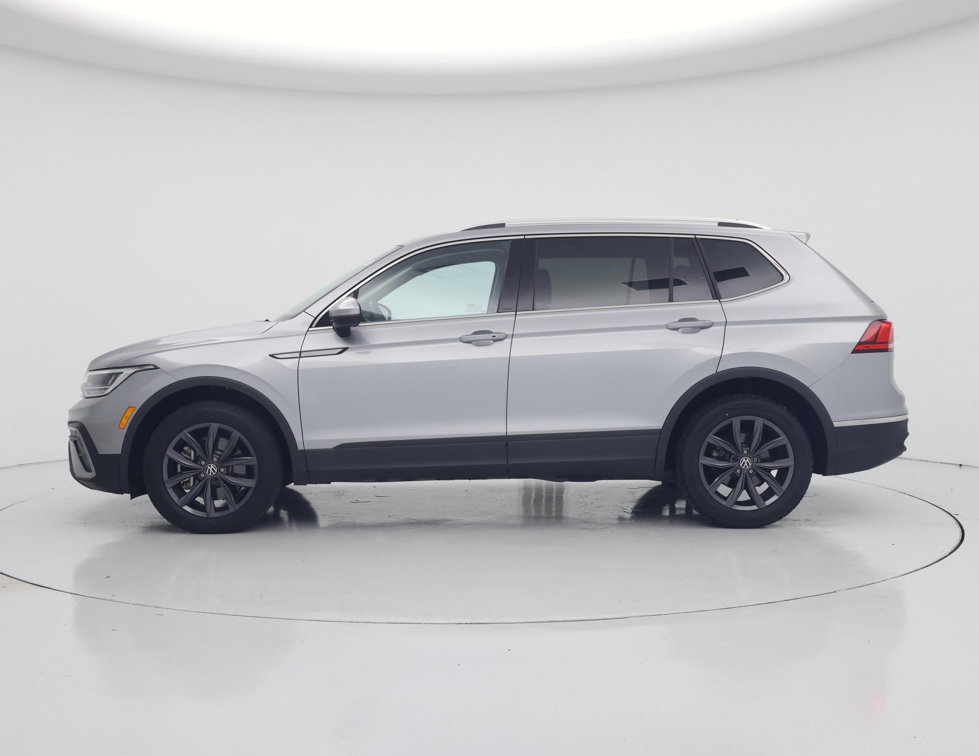 Thumbnail: 2023 Volkswagen Tiguan - 3