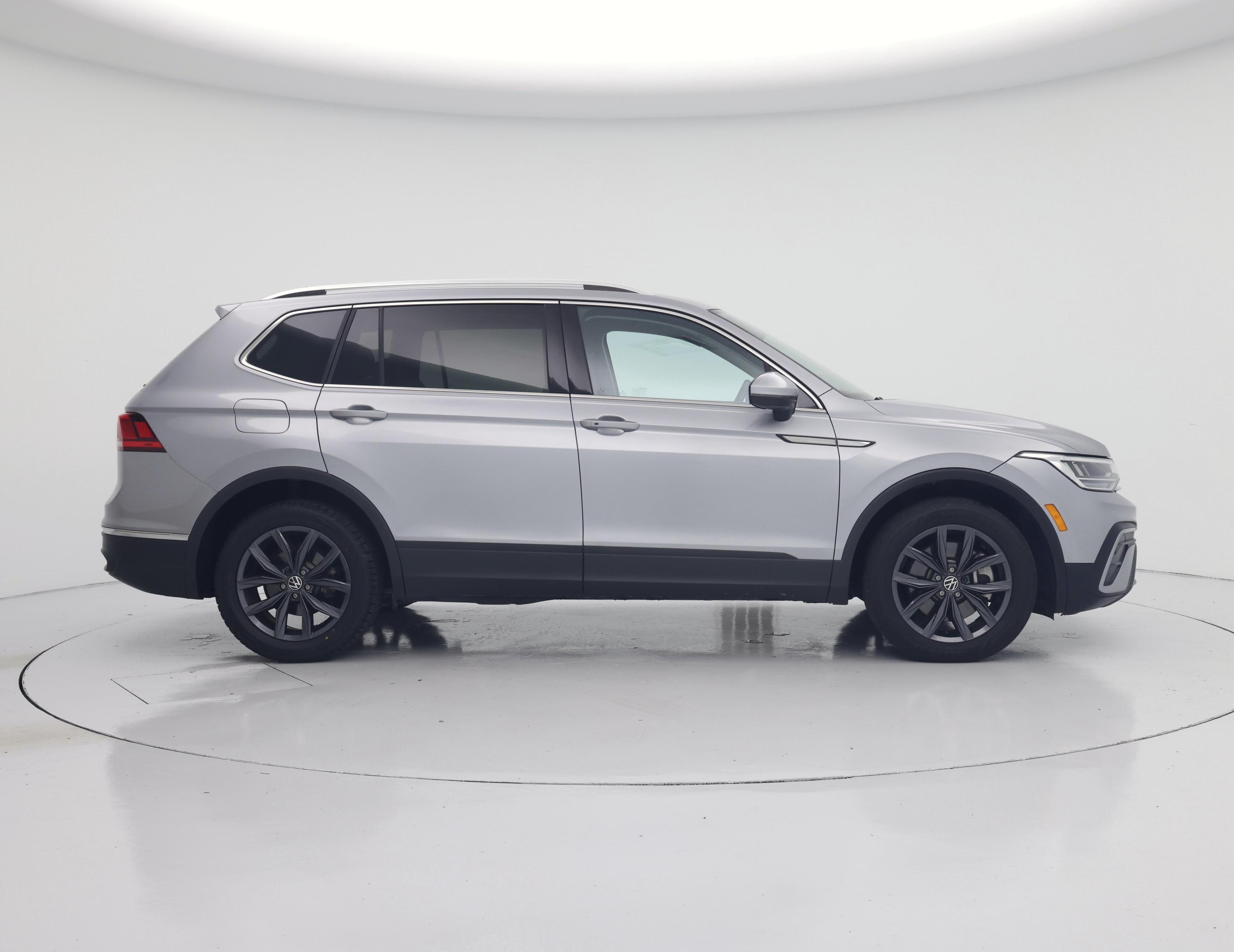 Thumbnail: 2023 Volkswagen Tiguan - 7