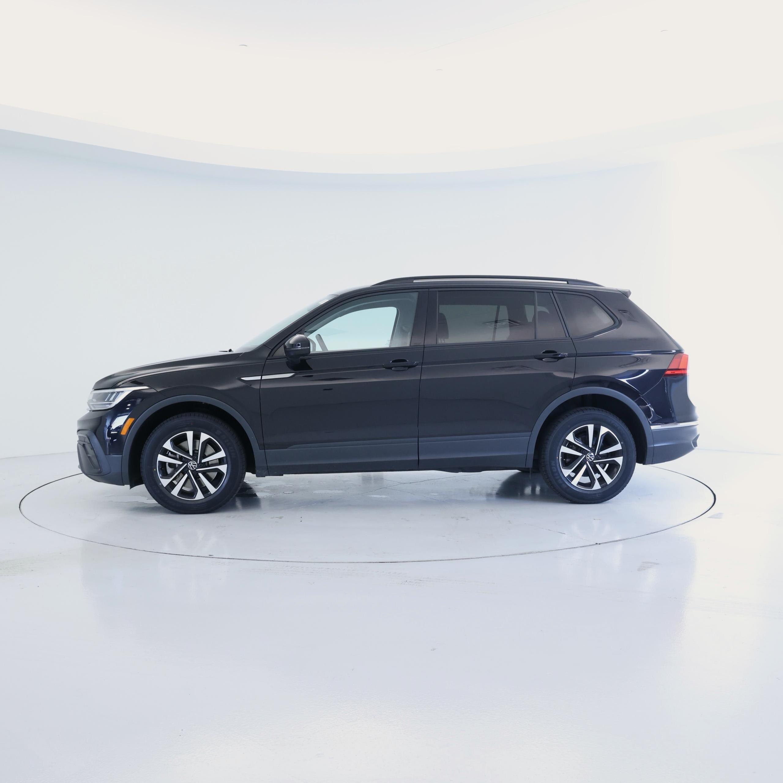 Thumbnail: 2023 Volkswagen Tiguan - 3