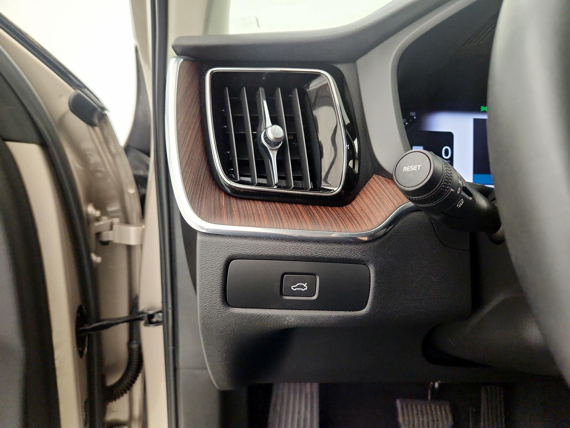 Thumbnail: 2023 Volvo XC60 - 13