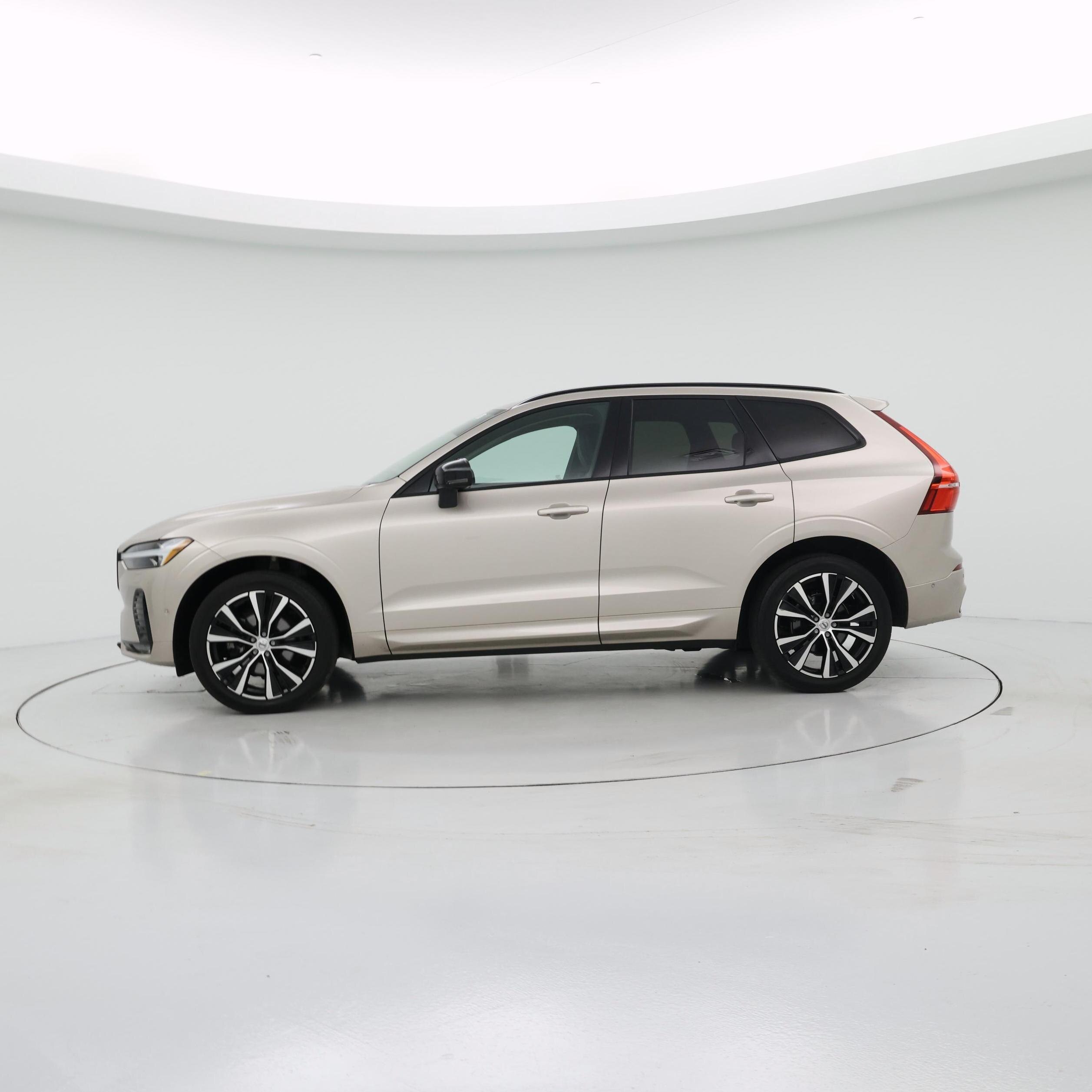 Thumbnail: 2023 Volvo XC60 - 3