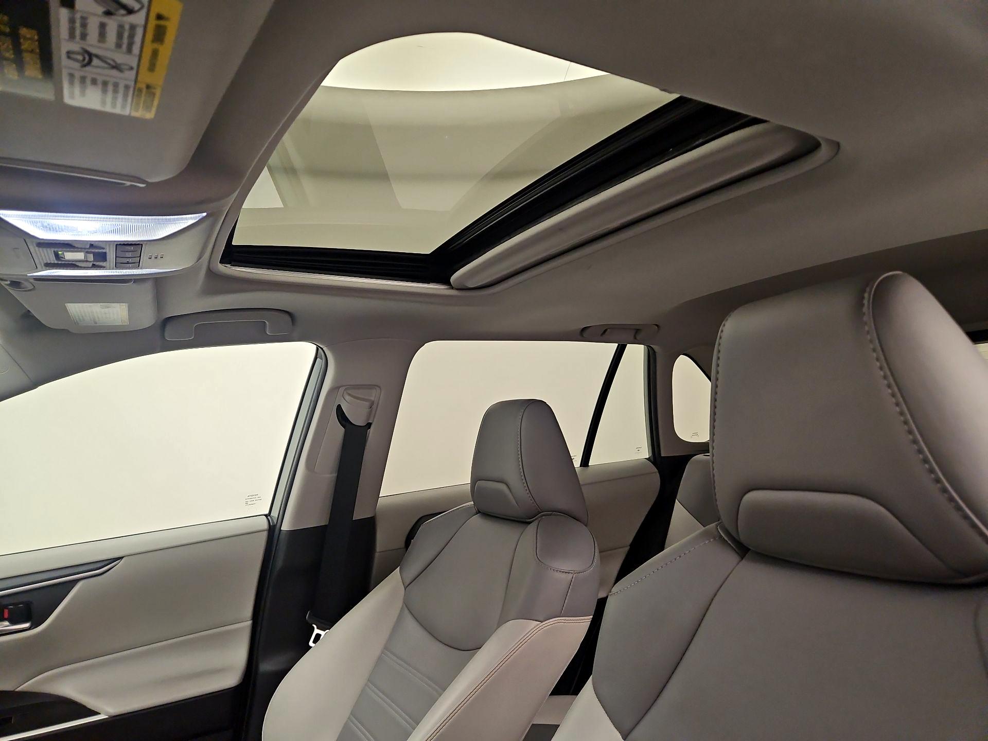 Thumbnail: 2022 Toyota RAV4 - 19