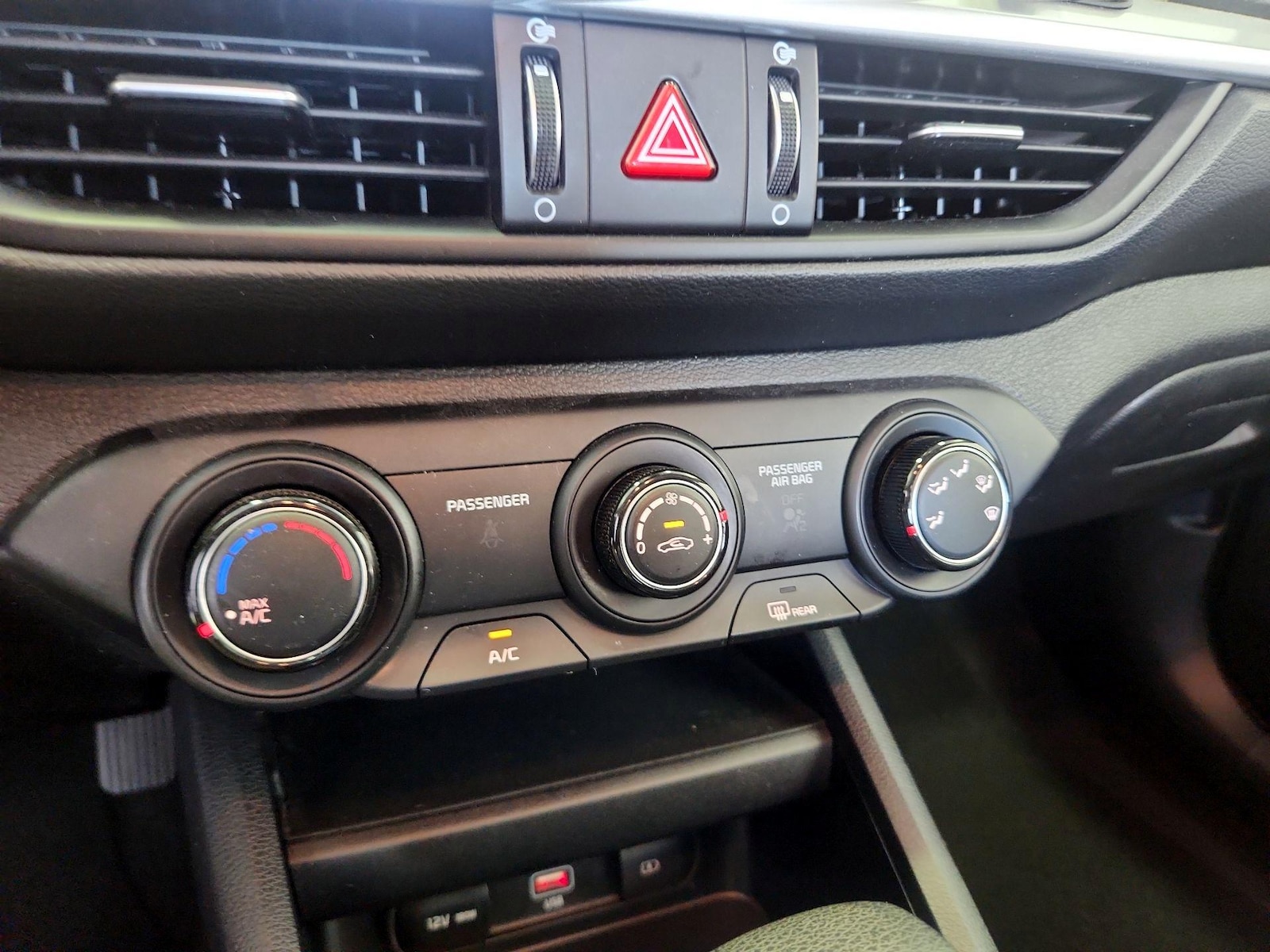 2024 Kia Forte LXS - Photo 17