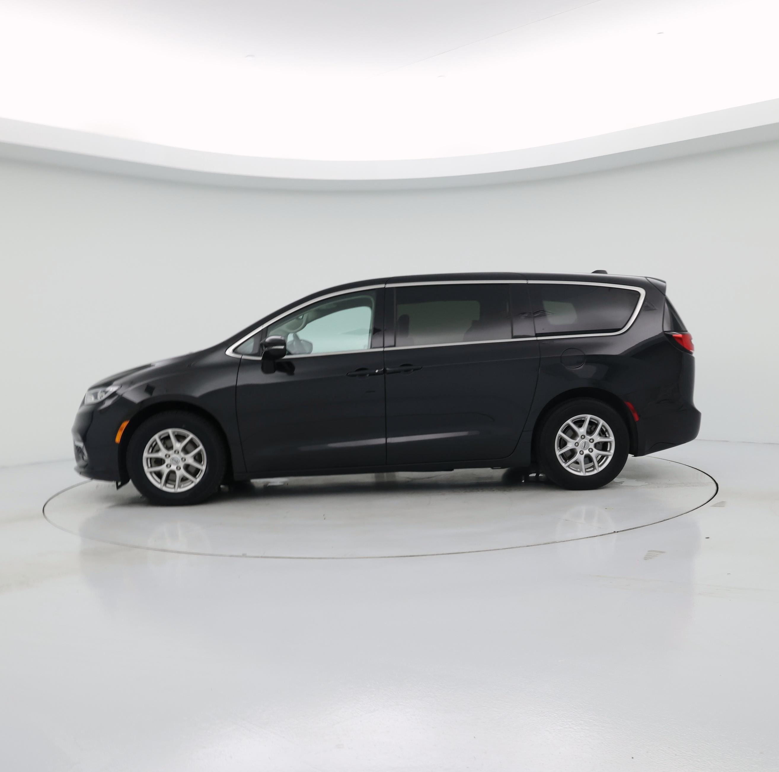 Thumbnail: 2024 Chrysler Pacifica - 3
