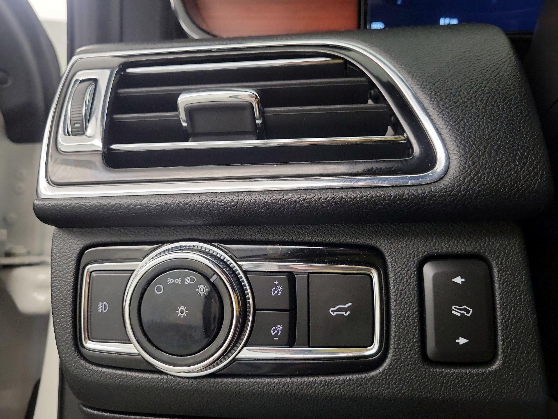Thumbnail: 2021 Lincoln Navigator L - 13