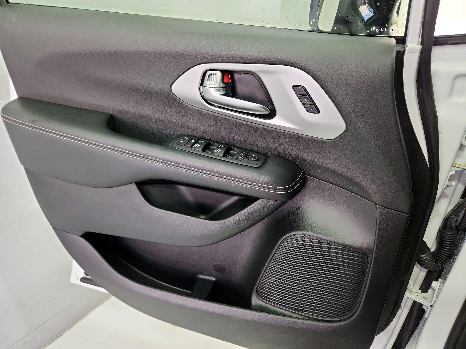 Thumbnail: 2025 Chrysler Pacifica - 12