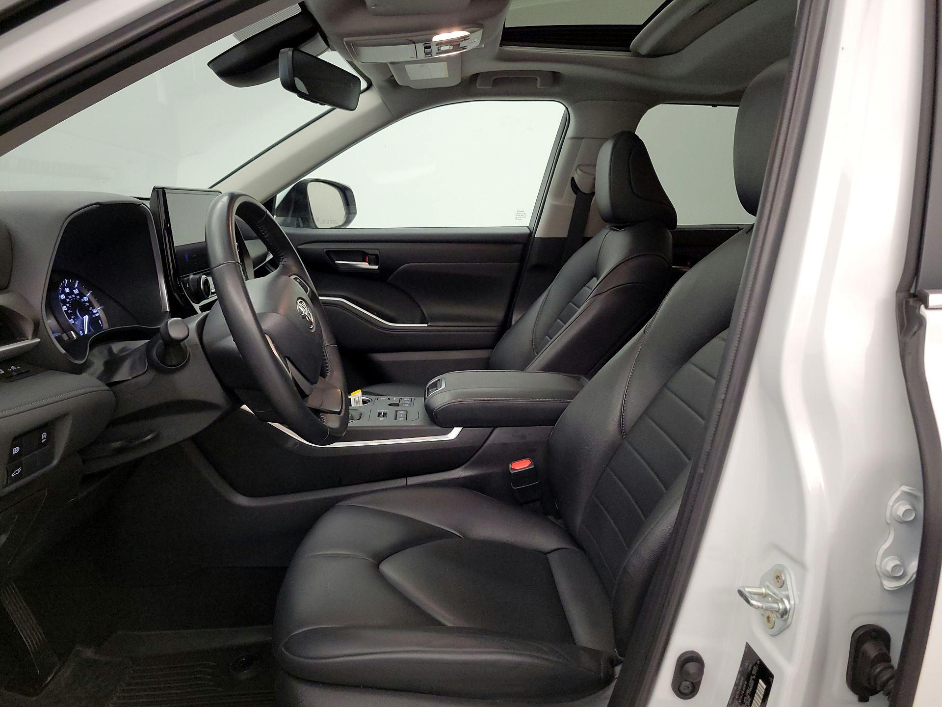 Thumbnail: 2023 Toyota Highlander - 11
