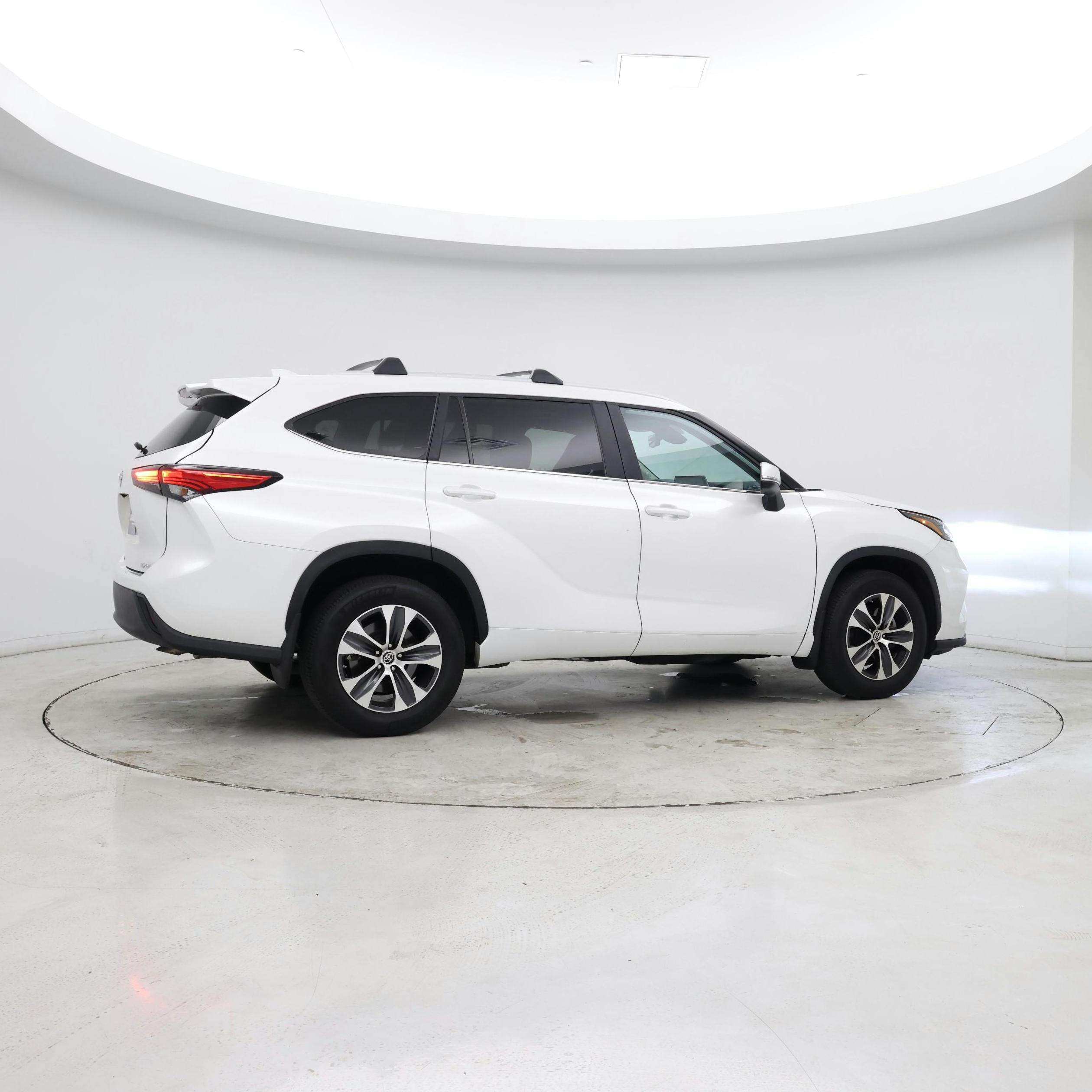 Thumbnail: 2023 Toyota Highlander - 8