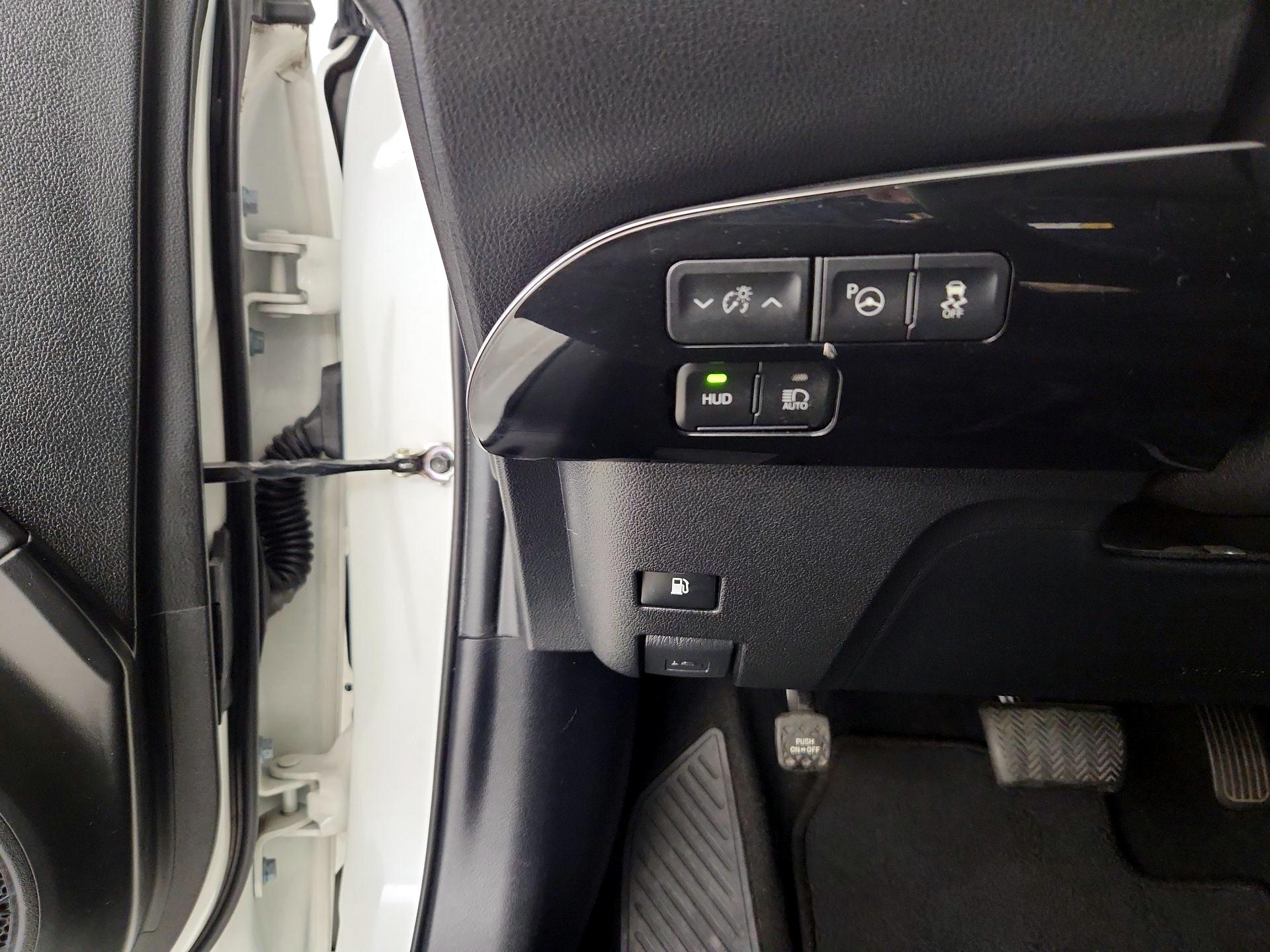 Thumbnail: 2019 Toyota Prius - 13
