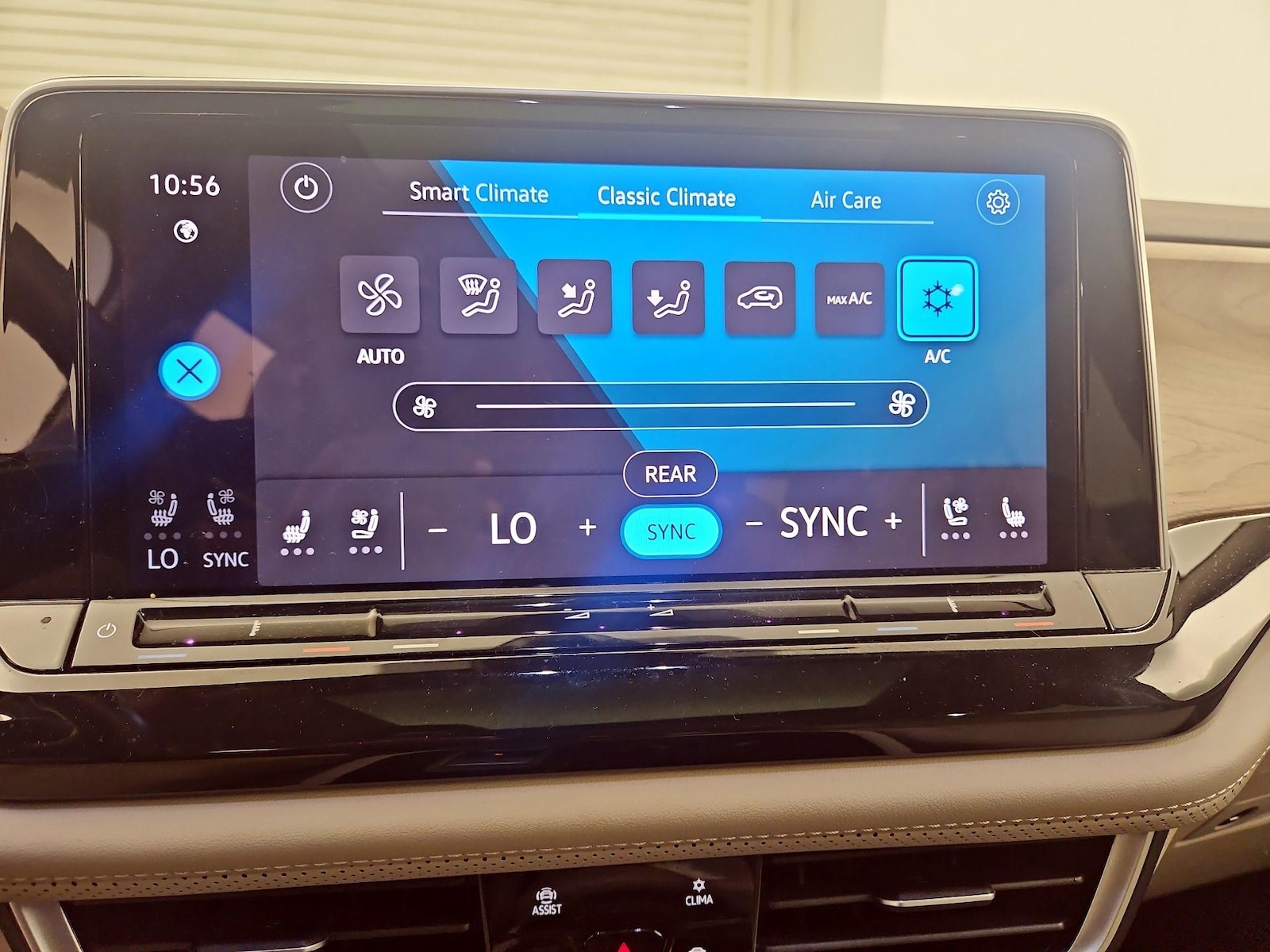 2024 Volkswagen Atlas SE w/Tech - Photo 17