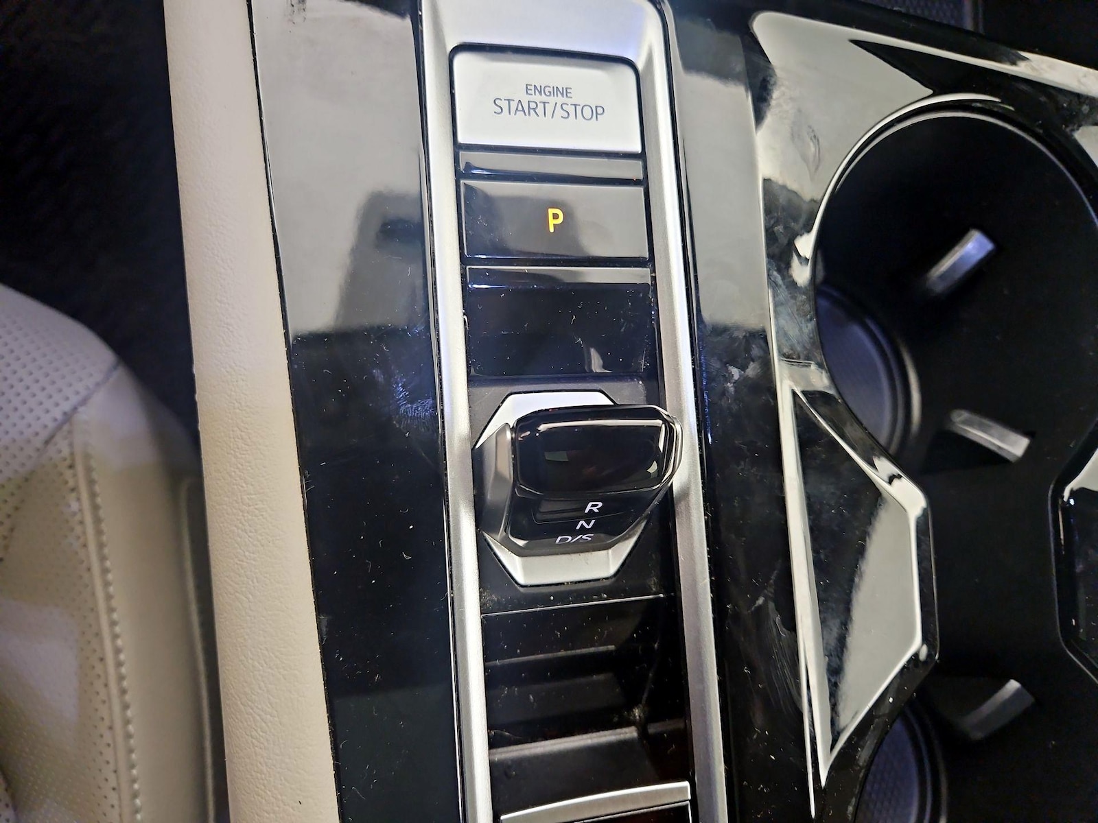 2024 Volkswagen Atlas SE w/Tech - Photo 18