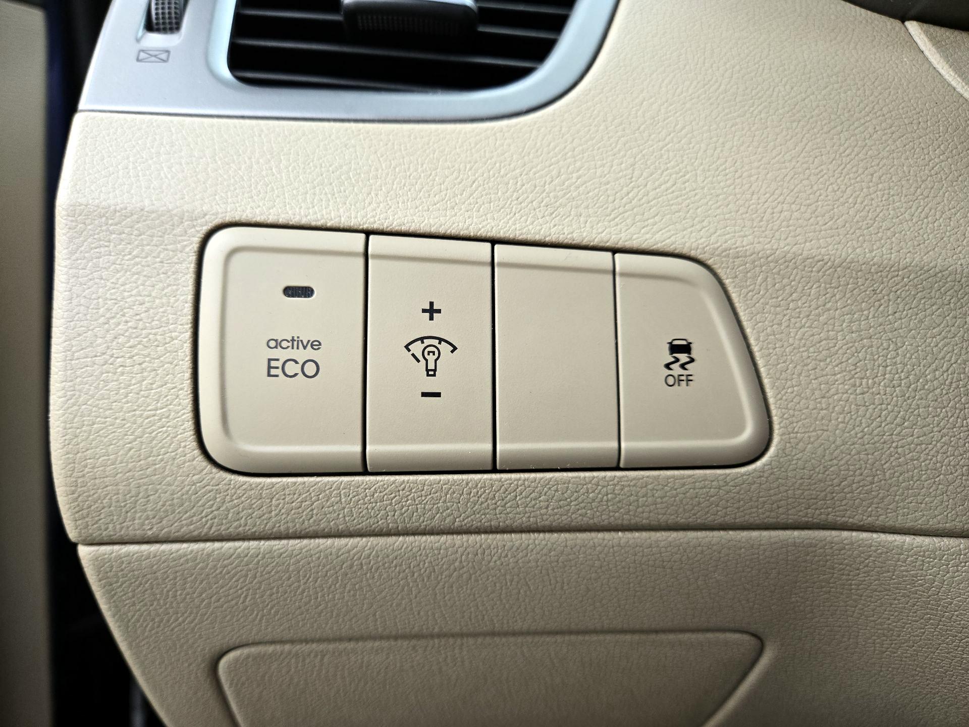 Thumbnail: 2015 Hyundai Elantra - 13