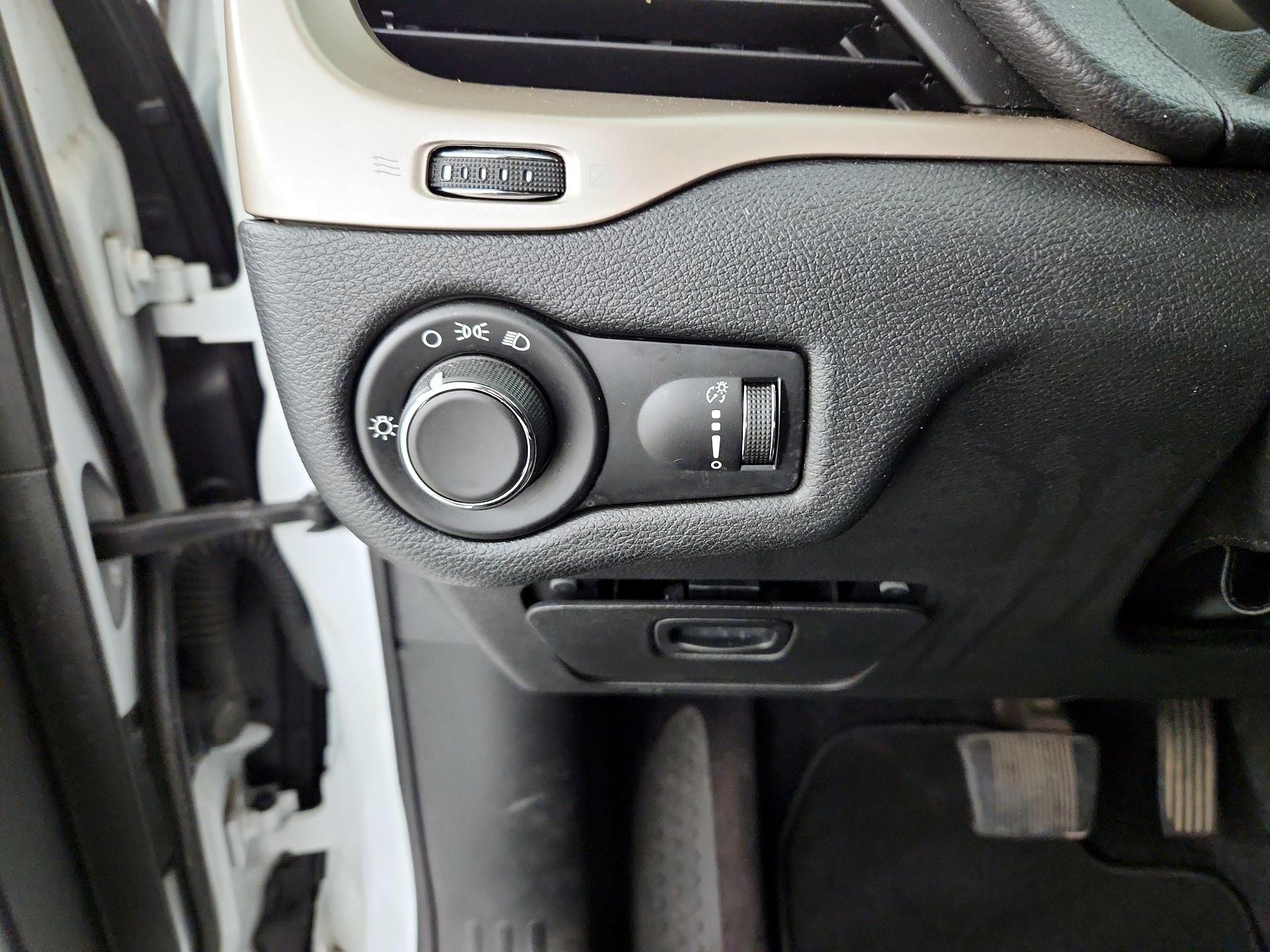 Thumbnail: 2016 Jeep Cherokee - 13