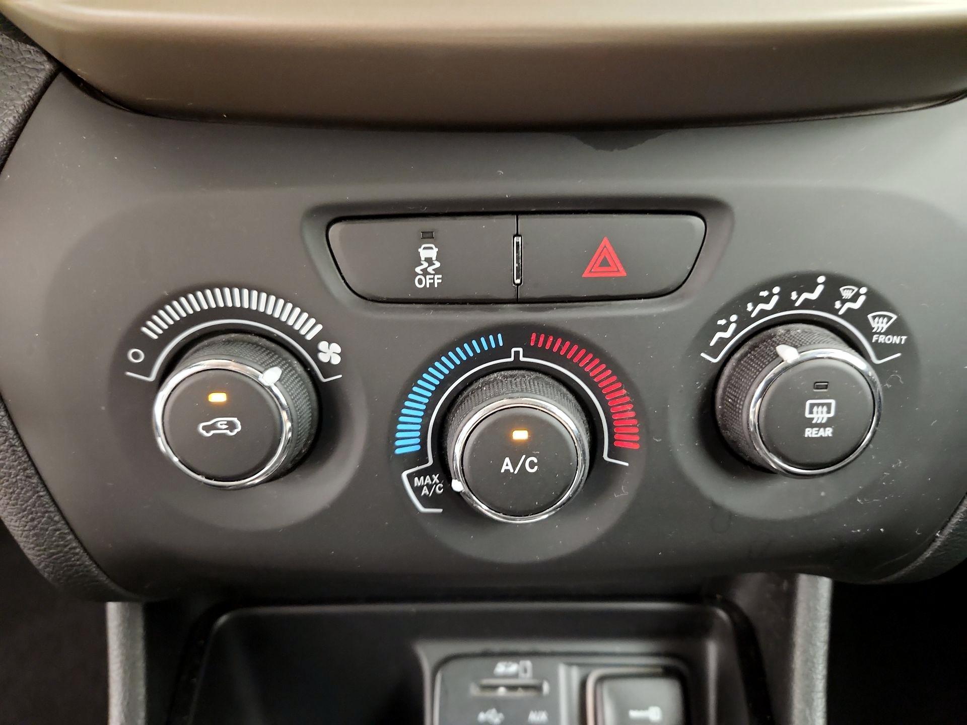 Thumbnail: 2016 Jeep Cherokee - 16
