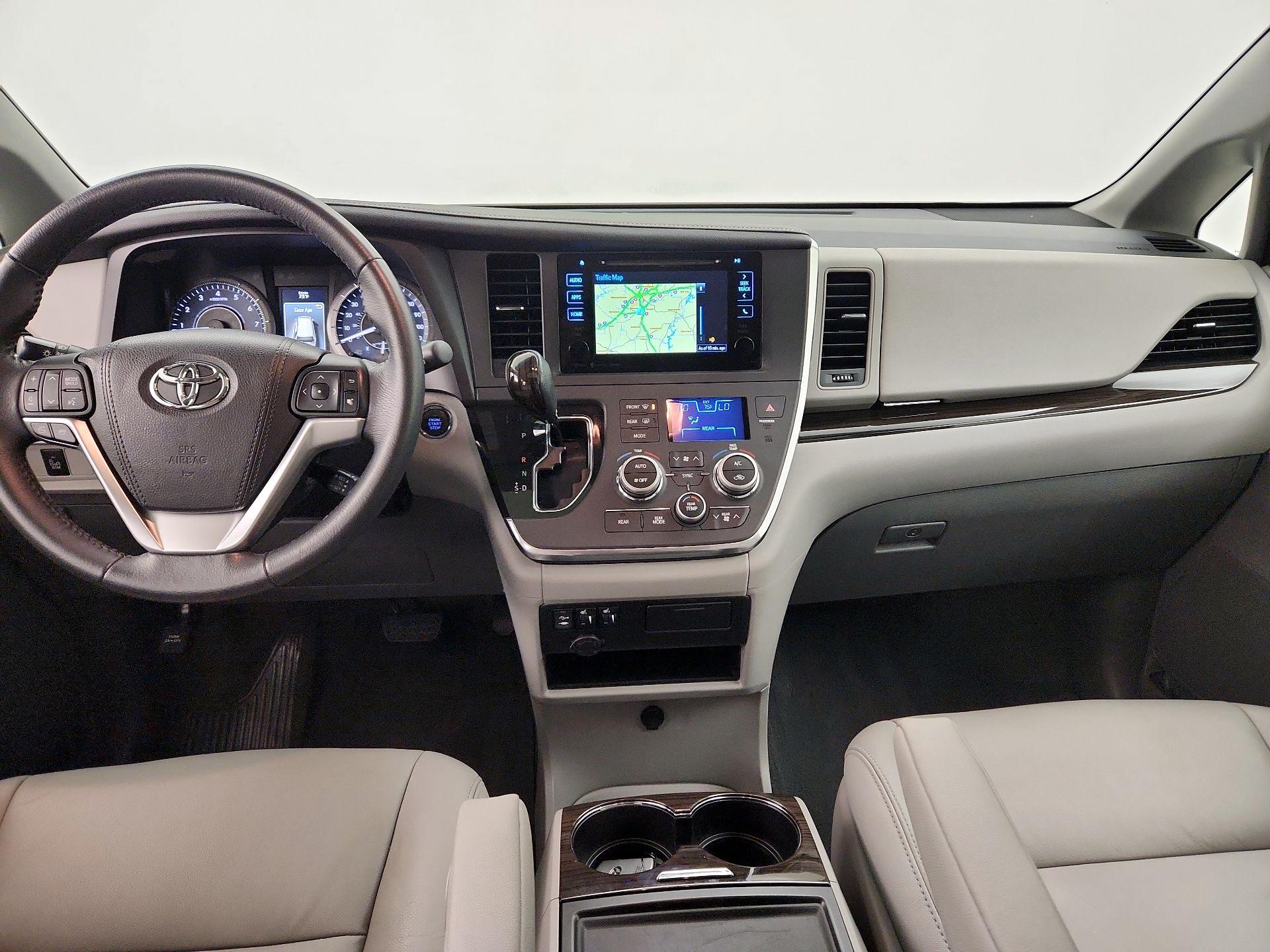 Thumbnail: 2017 Toyota Sienna - 9